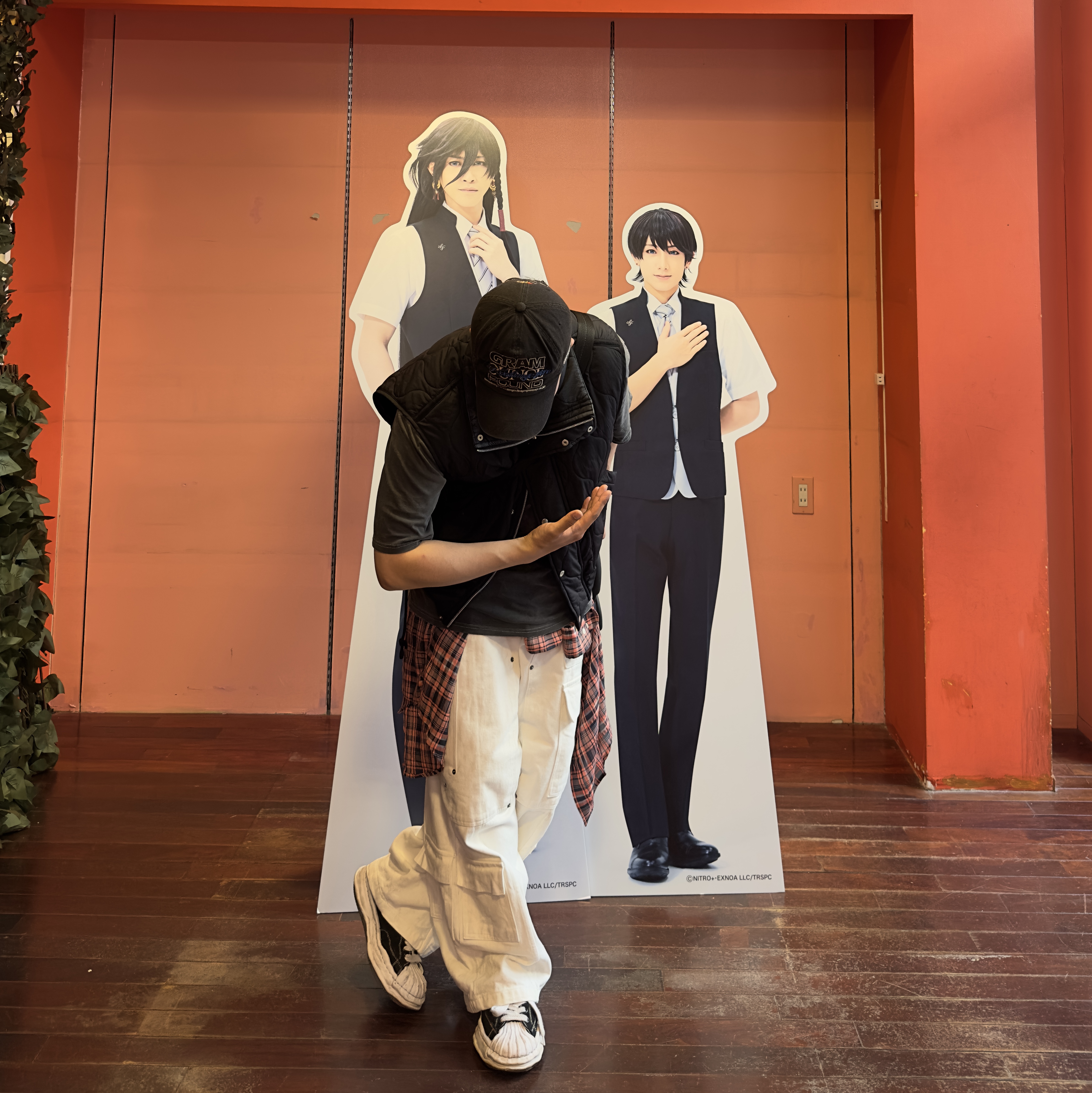 Nos Couleurs x Koin x Llud Rivet Carpenter Pants White, Maison Mihara Yasuhiro Blakey OG Sole Canvas Low-top Sneakers Black White 착용 스타일 - 1