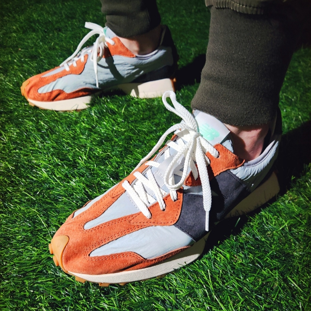 New Balance 327 Brown Grey 착용 스타일 - 5