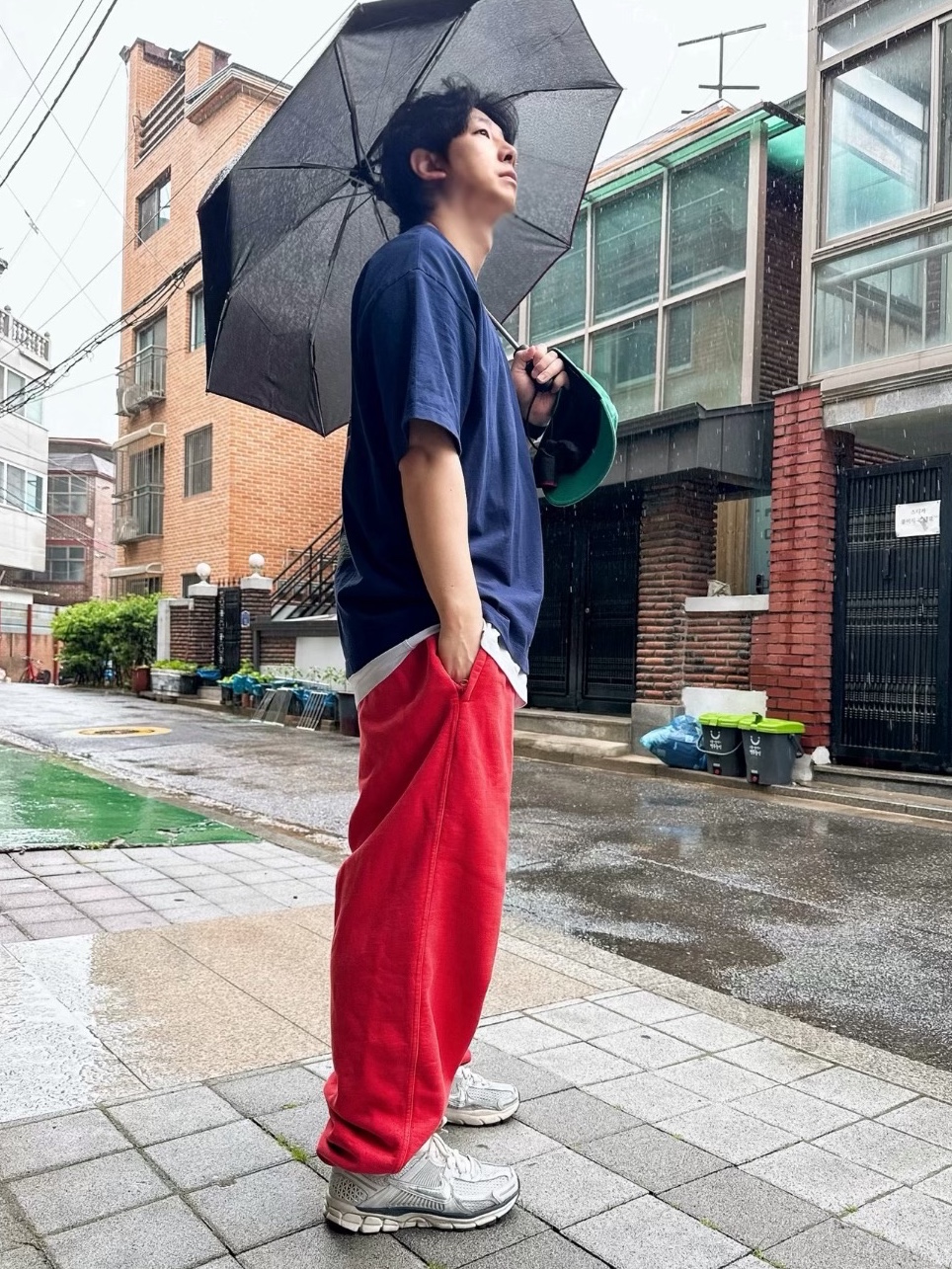 Nike x Stussy Pigment Dyed Fleece Pants Habanero Red (FJ9157-642), (W) Nike Zoom Vomero 5 Photon Dust and Metallic Silver 착용 스타일