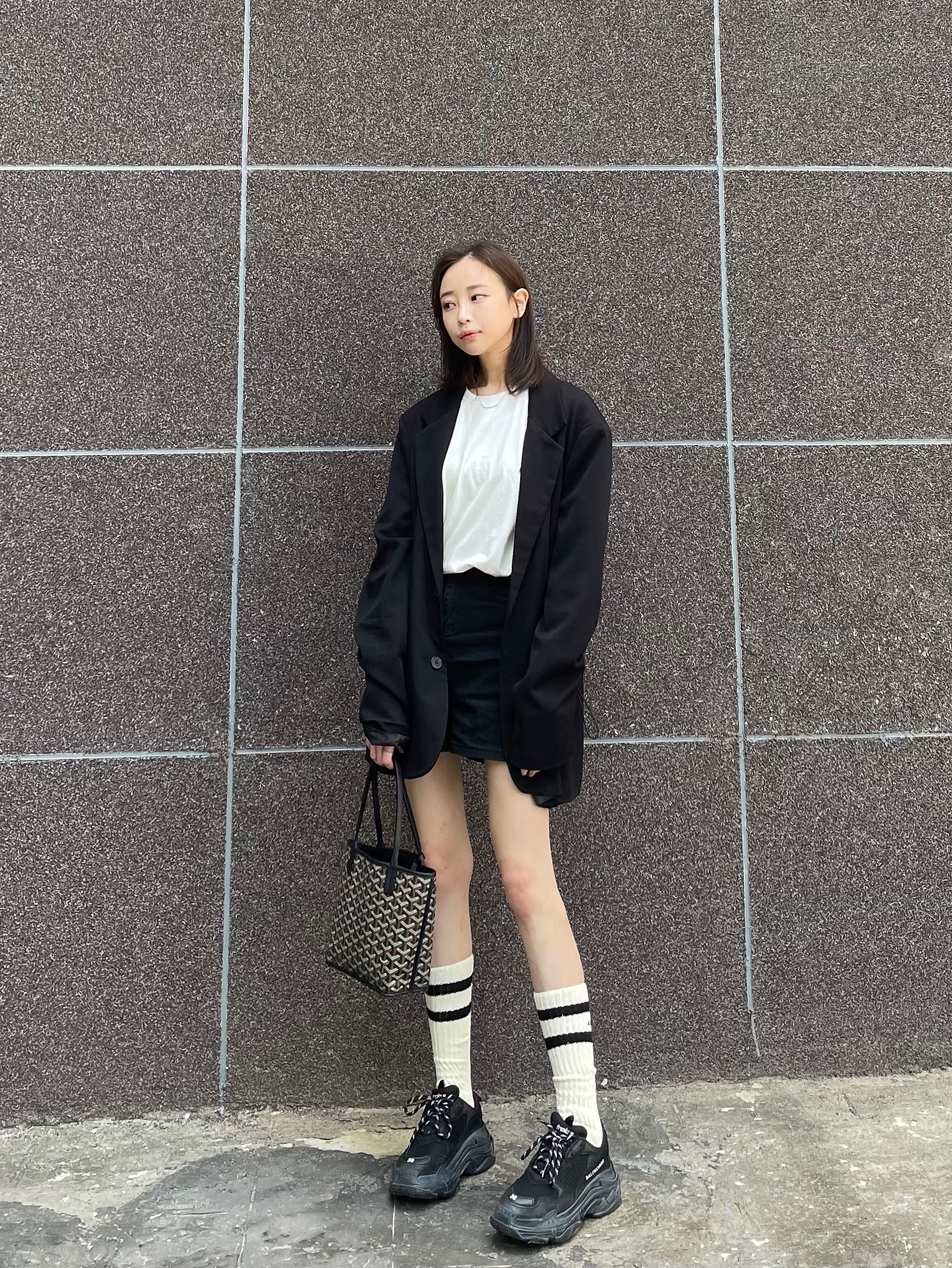 Maison Kitsune Double Fox Head Patch Classic T-Shirt Latte, Goyard Anjou Mini Bag Black 착용 스타일 - 1