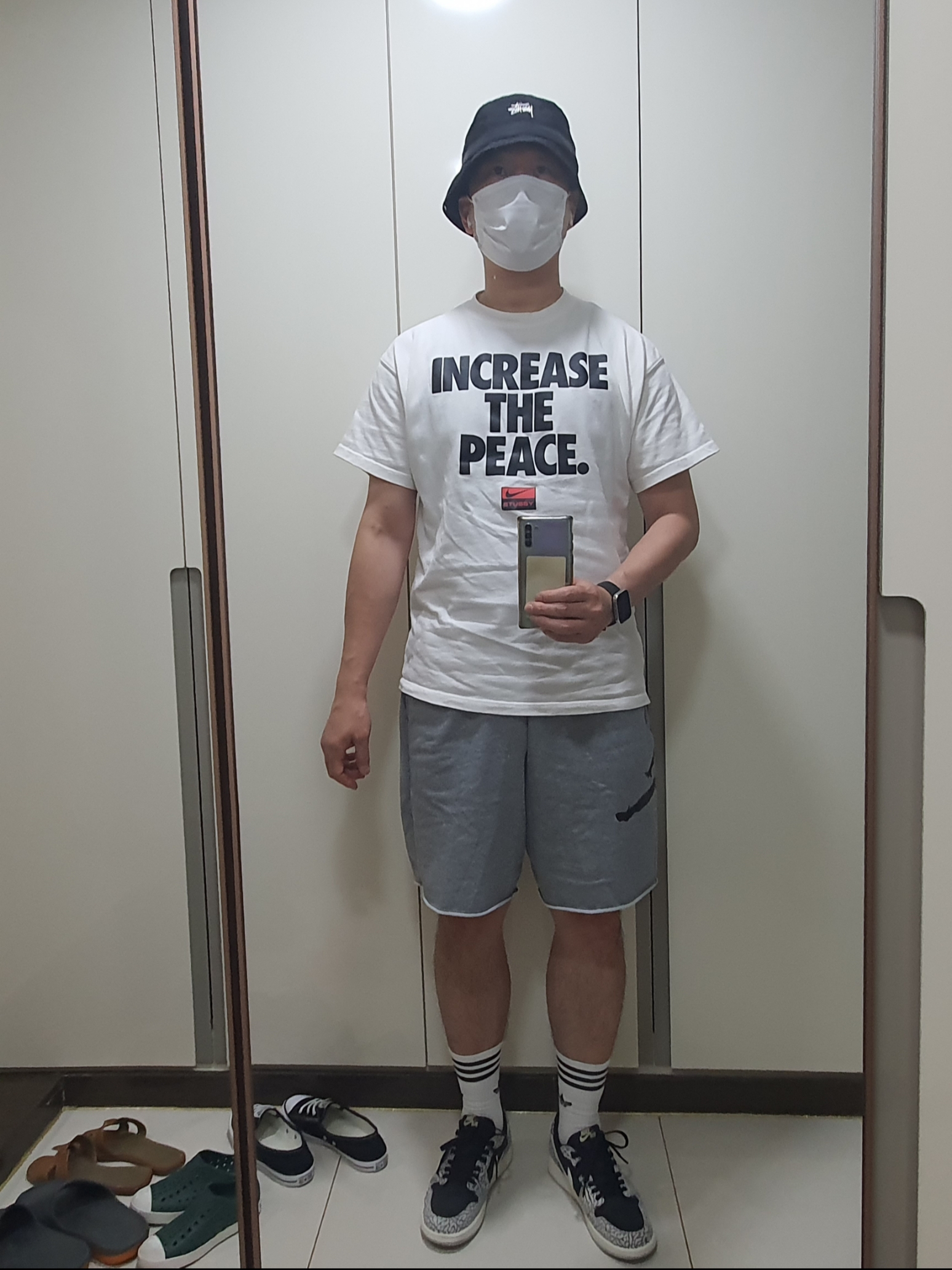 Nike x Stussy Increase The Peace T-Shirt - US/EU, Jordan 1 Retro Low OG Black Cement 착용 스타일 - 1