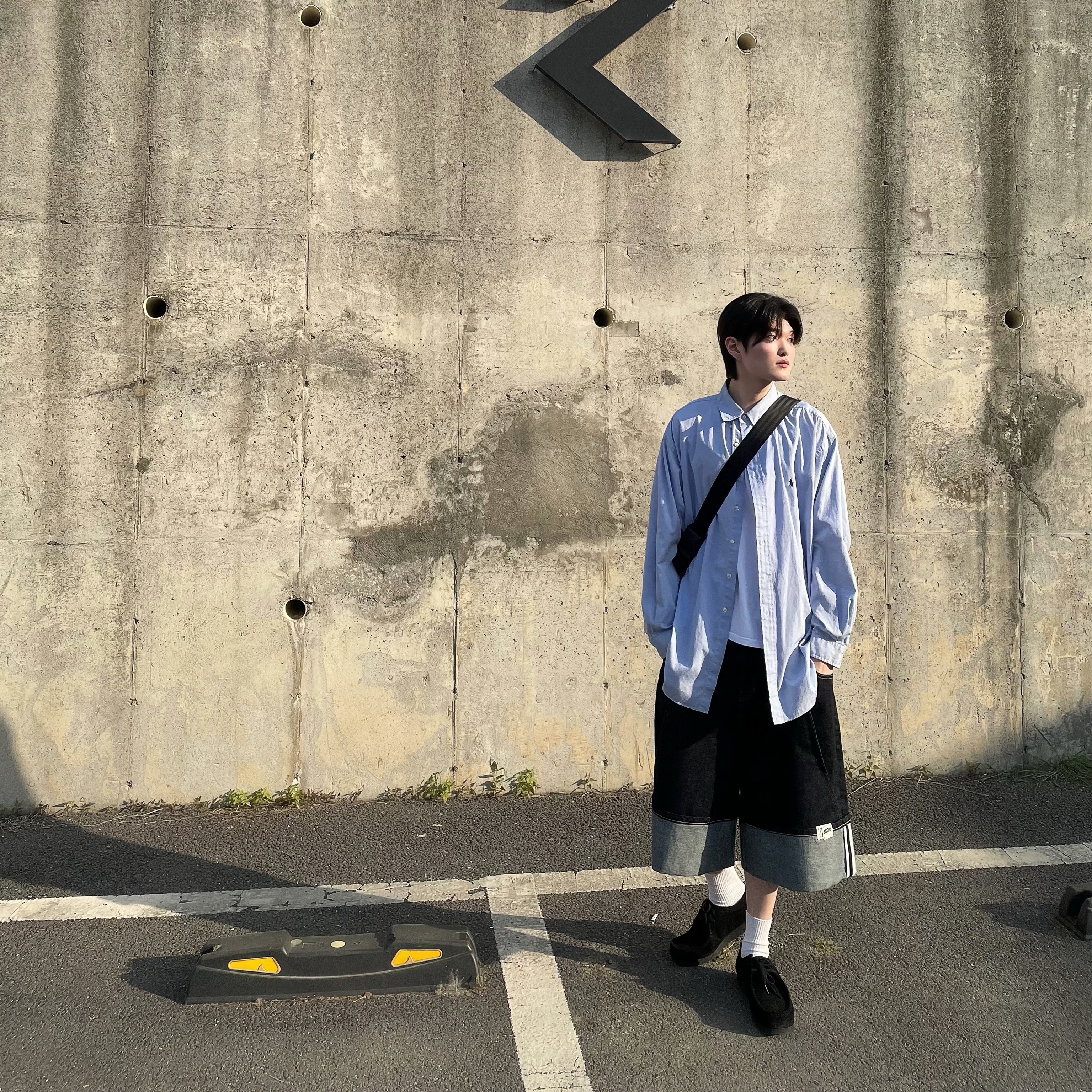 GU Real Leather Moccasin Shoes Black, Ader Error Small Trace Esty Messanger Bag White 착용 스타일 - 2