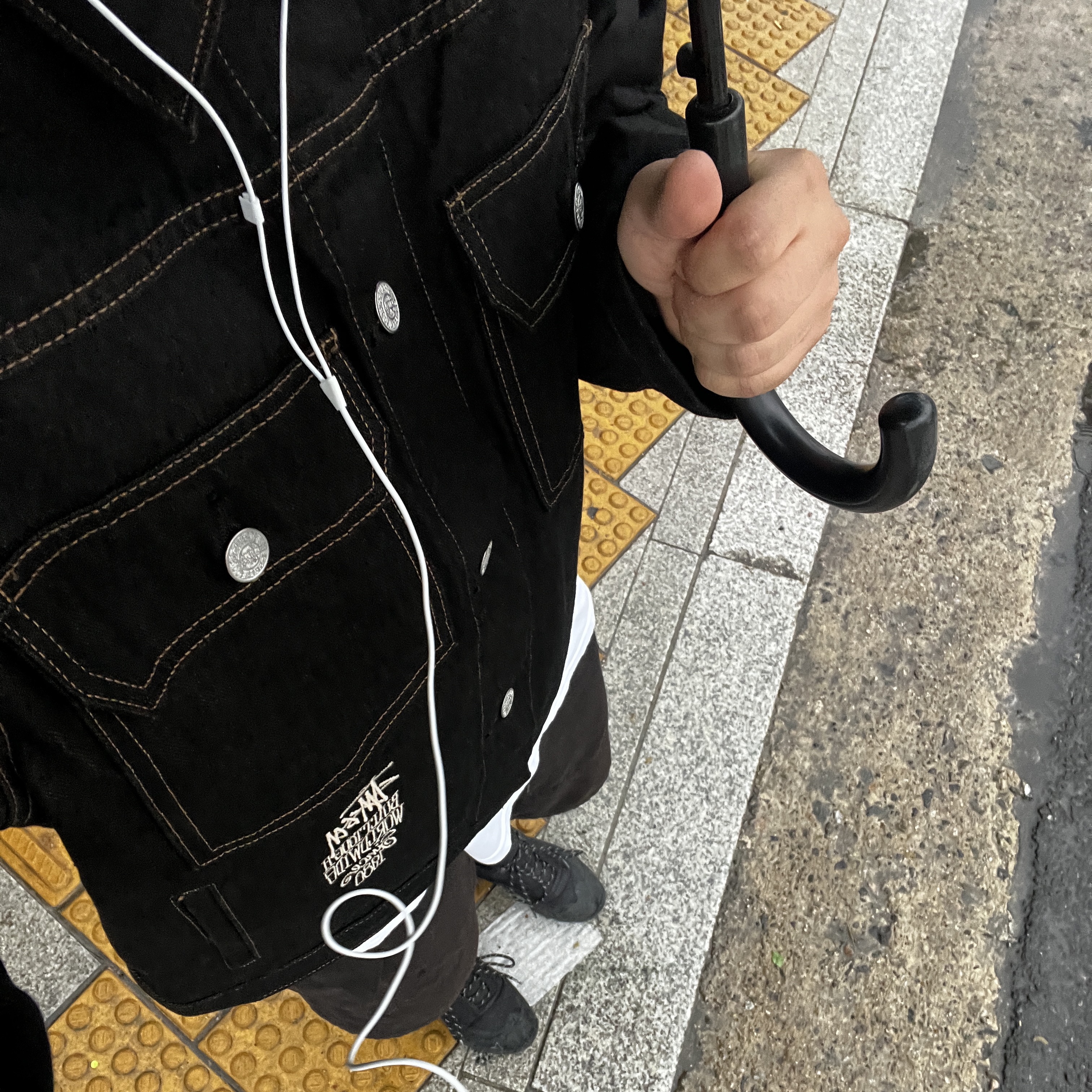 Stussy x Levi's Crispy Rinse Trucker Jacket Black, Roa Hiking Katharina Black 착용 스타일