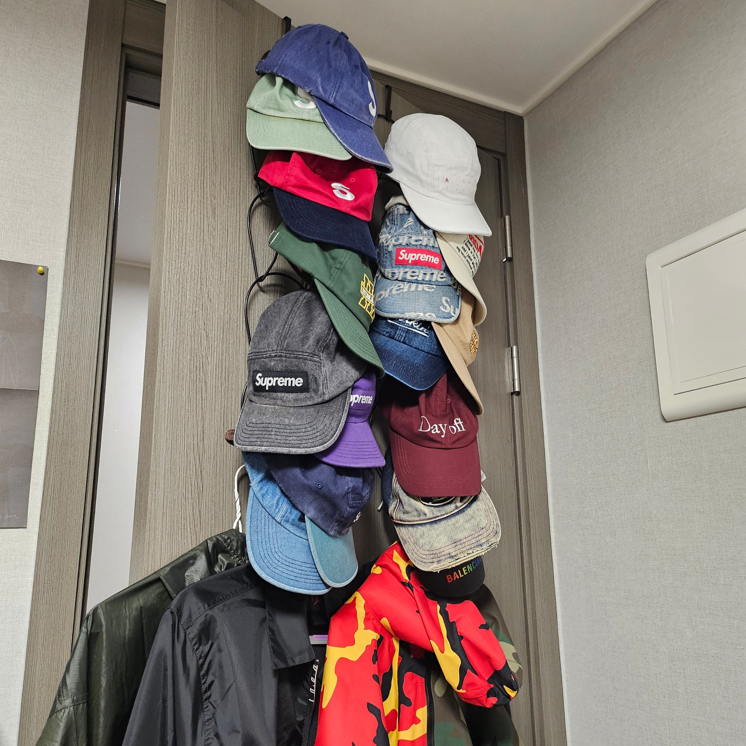 Supreme Pigment 2-Tone Camp Cap Red - 24SS, Supreme Washed Chino Twill Camp Cap Denim - 23FW 착용 스타일