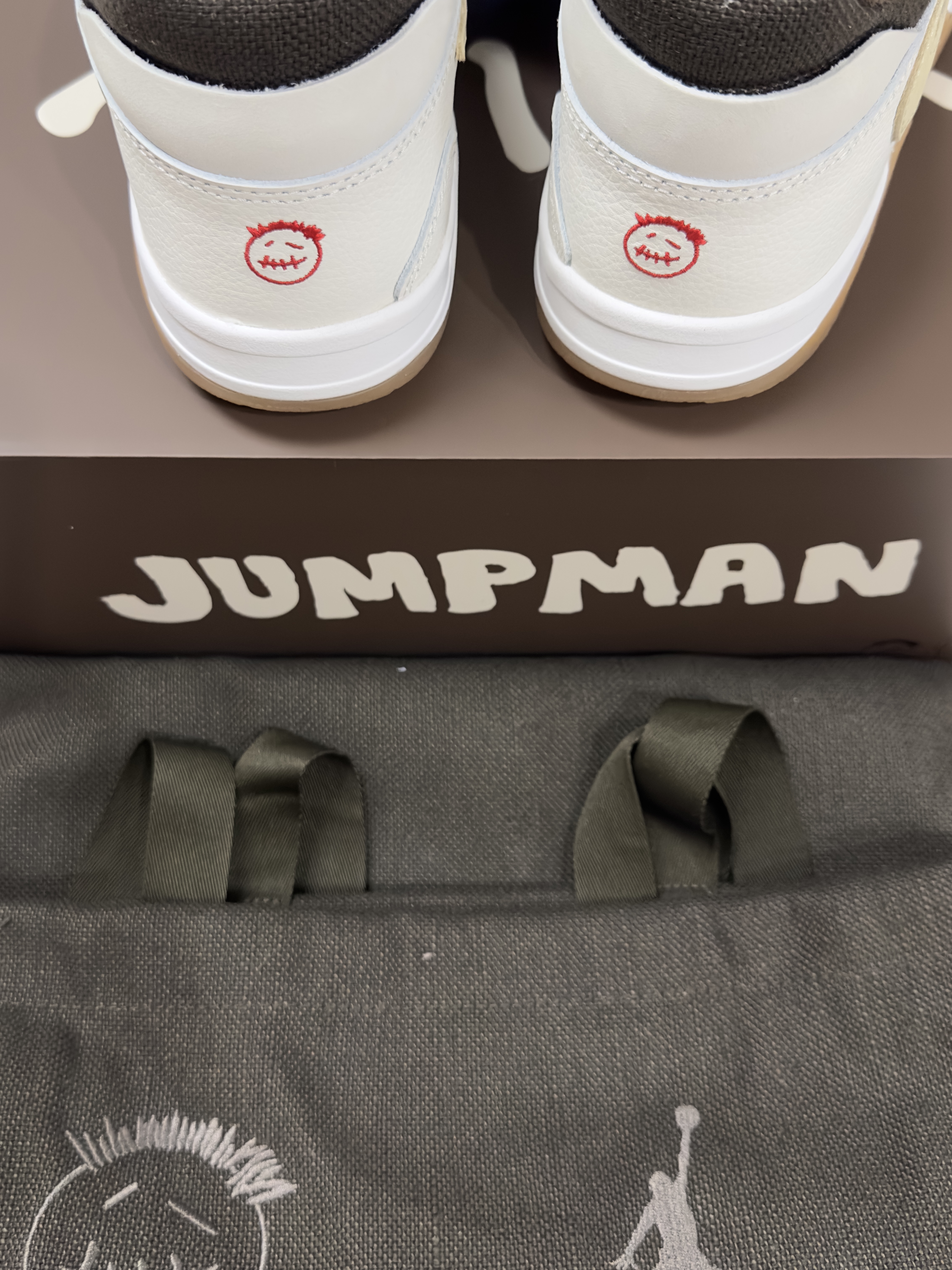 Jordan x Travis Scott Jumpman Jack TR Sail and Dark Mocha 착용 스타일 - 3
