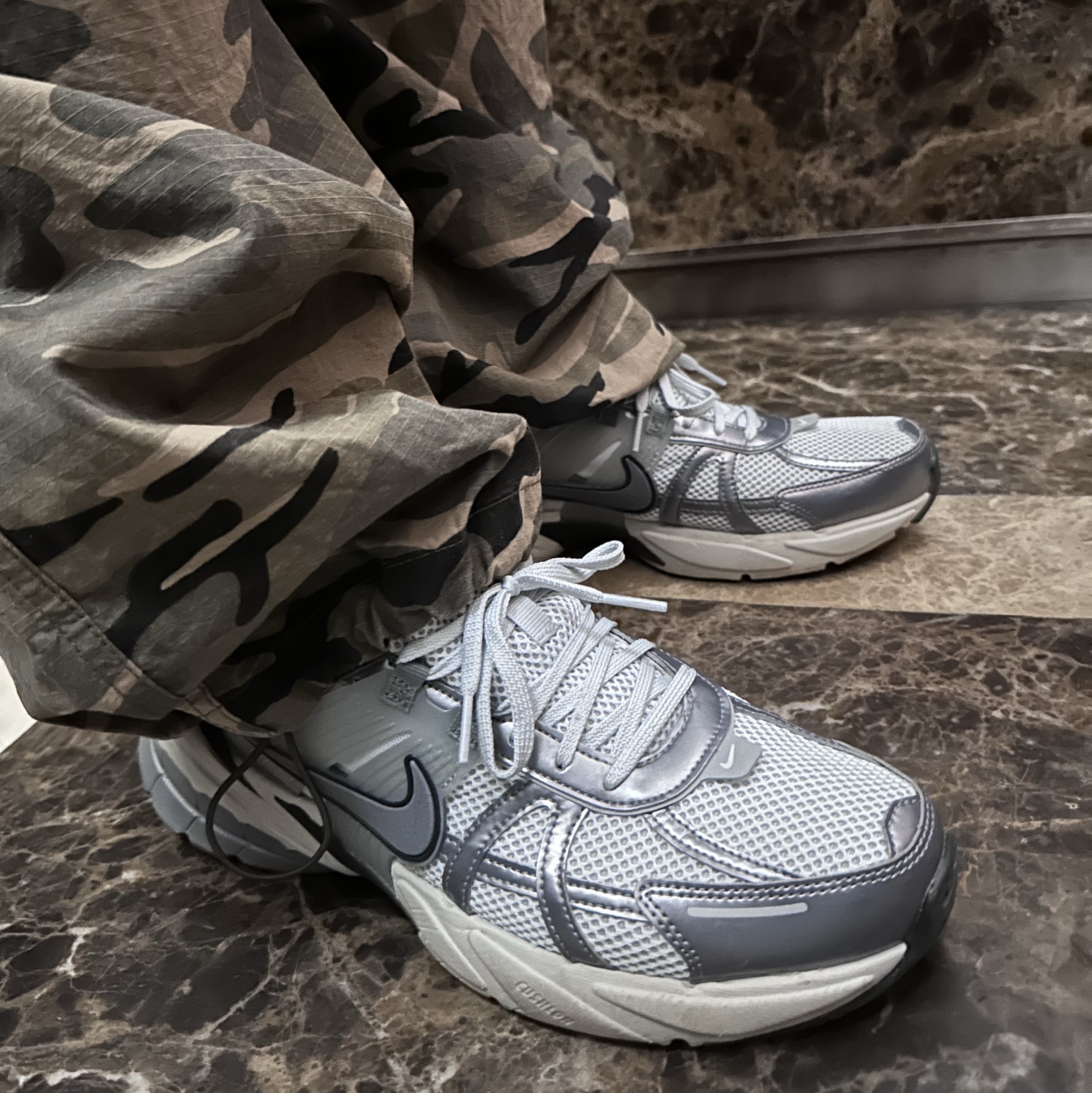 Supreme Pinline T-Shirt Ash Grey - 24SS, Nike V2K Run Pure Platinum Wolf Grey 착용 스타일 - 3