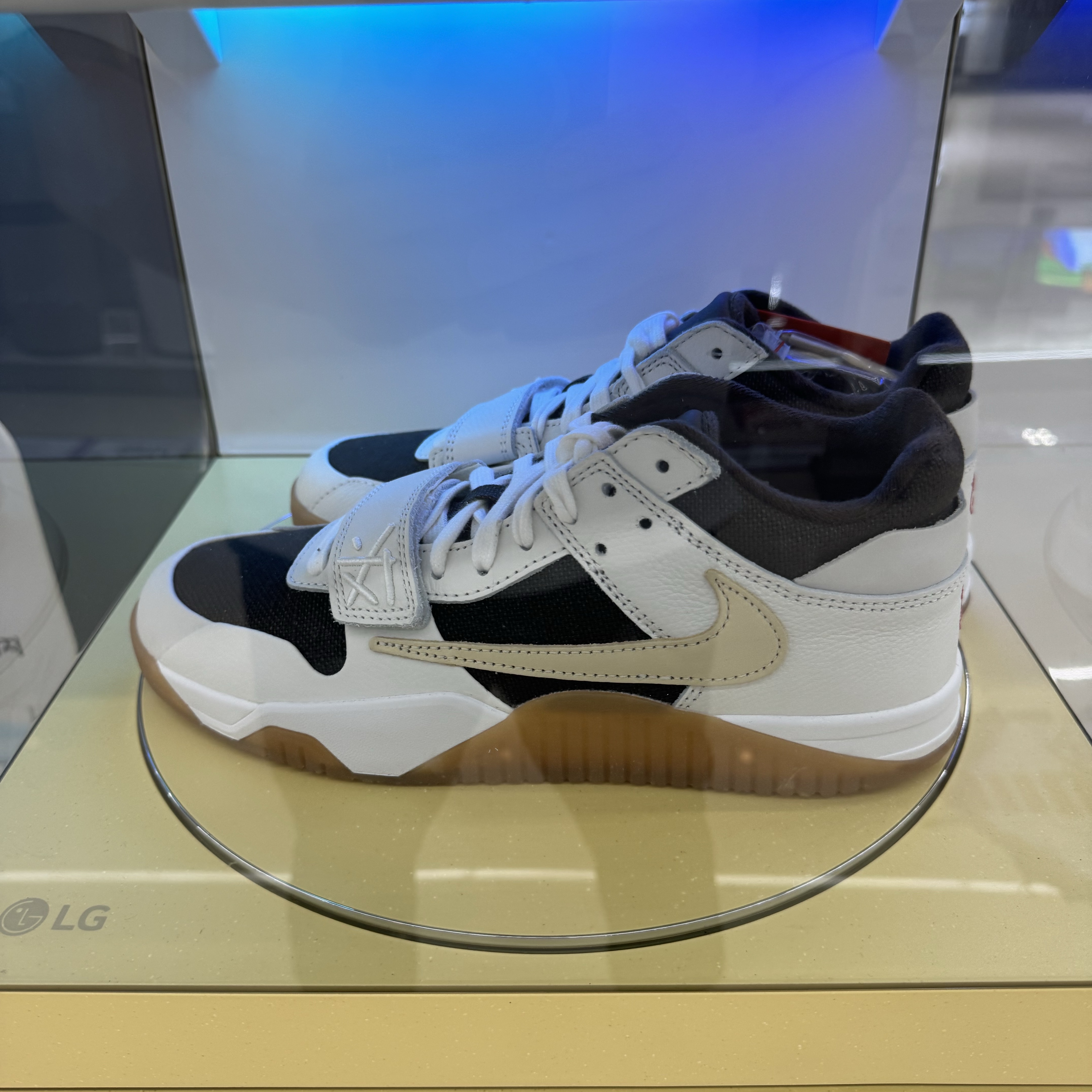 Jordan x Travis Scott Jumpman Jack TR Sail and Dark Mocha 착용 스타일