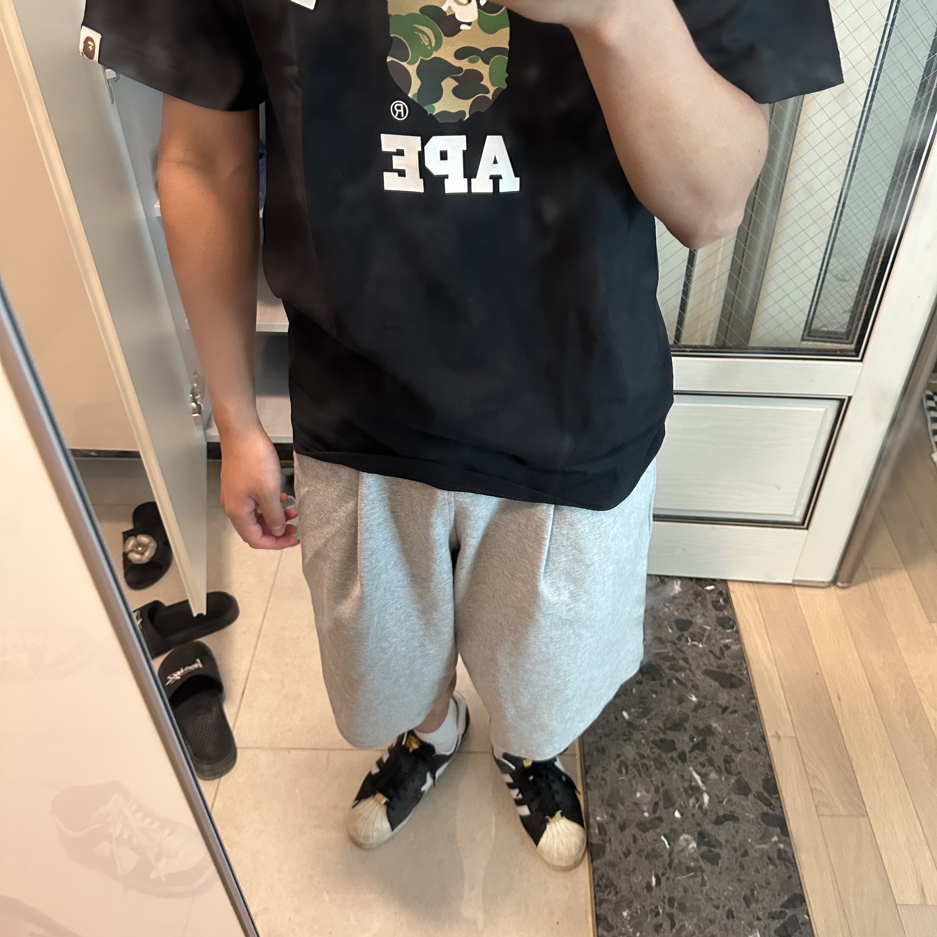 BAPE ABC Camo College T-Shirt Black Green, Adidas x BAPE Superstar 80s Core Black Off White 착용 스타일 - 3