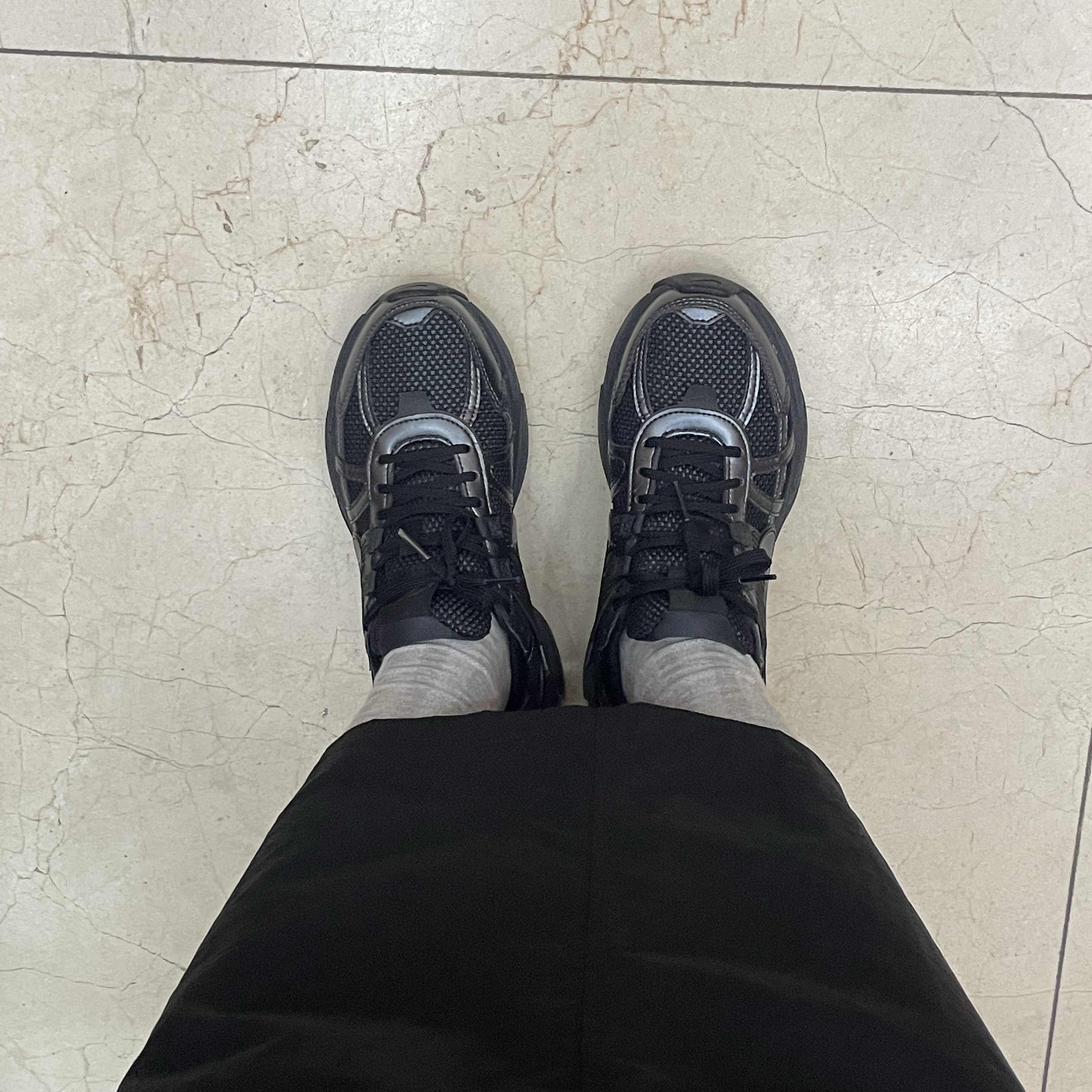 Nike V2K Run Black Anthracite 착용 스타일