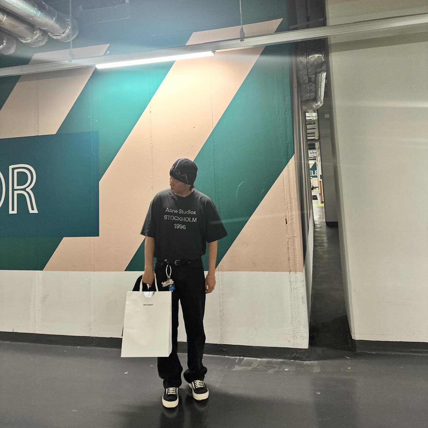 Rick Owens Luxor Vintage Sneakers Black Milk, Acne Studios Logo T-Shirt Fade Black 착용 스타일 - 1