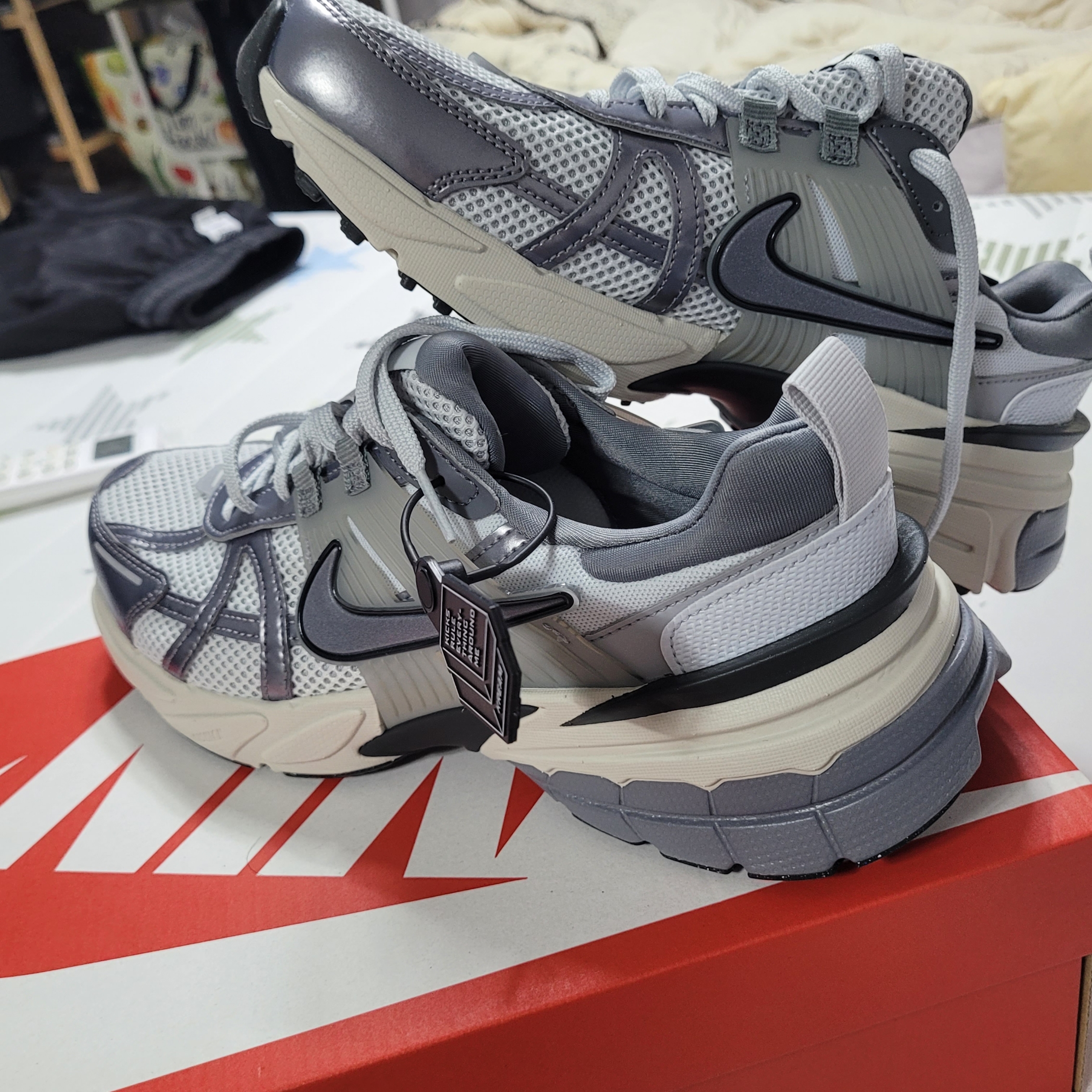 Nike V2K Run Pure Platinum Wolf Grey 착용 스타일 - 2