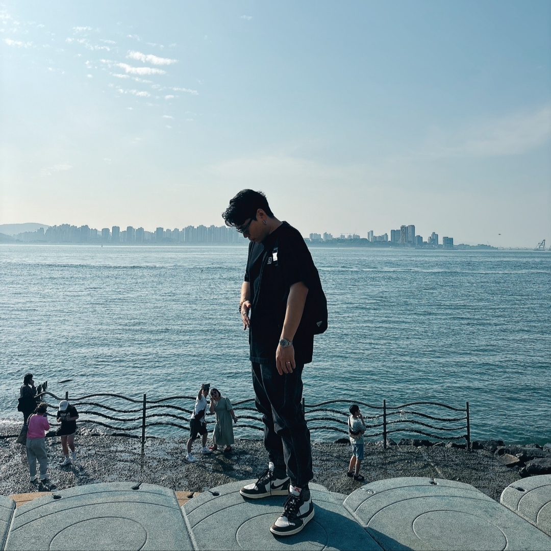 Wooyoungmi Cotton Back Logo T-Shirt Black - 23FW, Juun.J Detail Track Jogger Denim Pants Black - 22SS 착용 스타일