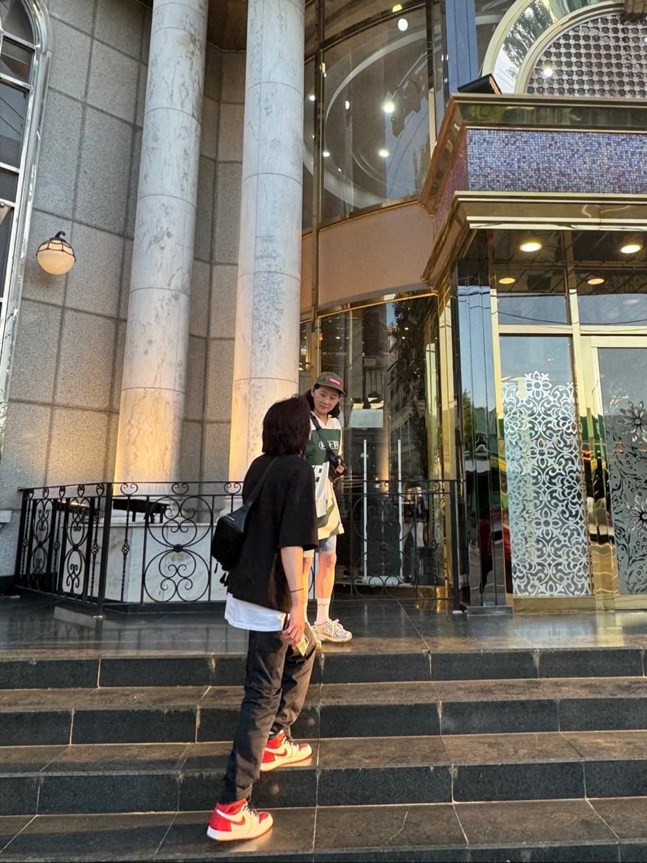 조던 1 레트로 하이 OG 헤리티지, 뉴발란스 530 스틸 그레이 착용 스타일 - 2