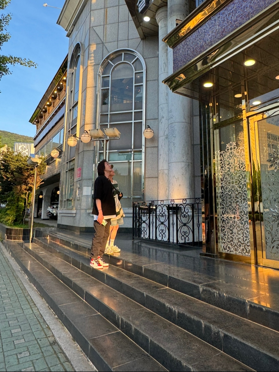 조던 1 레트로 하이 OG 헤리티지, 뉴발란스 530 스틸 그레이 착용 스타일 - 4