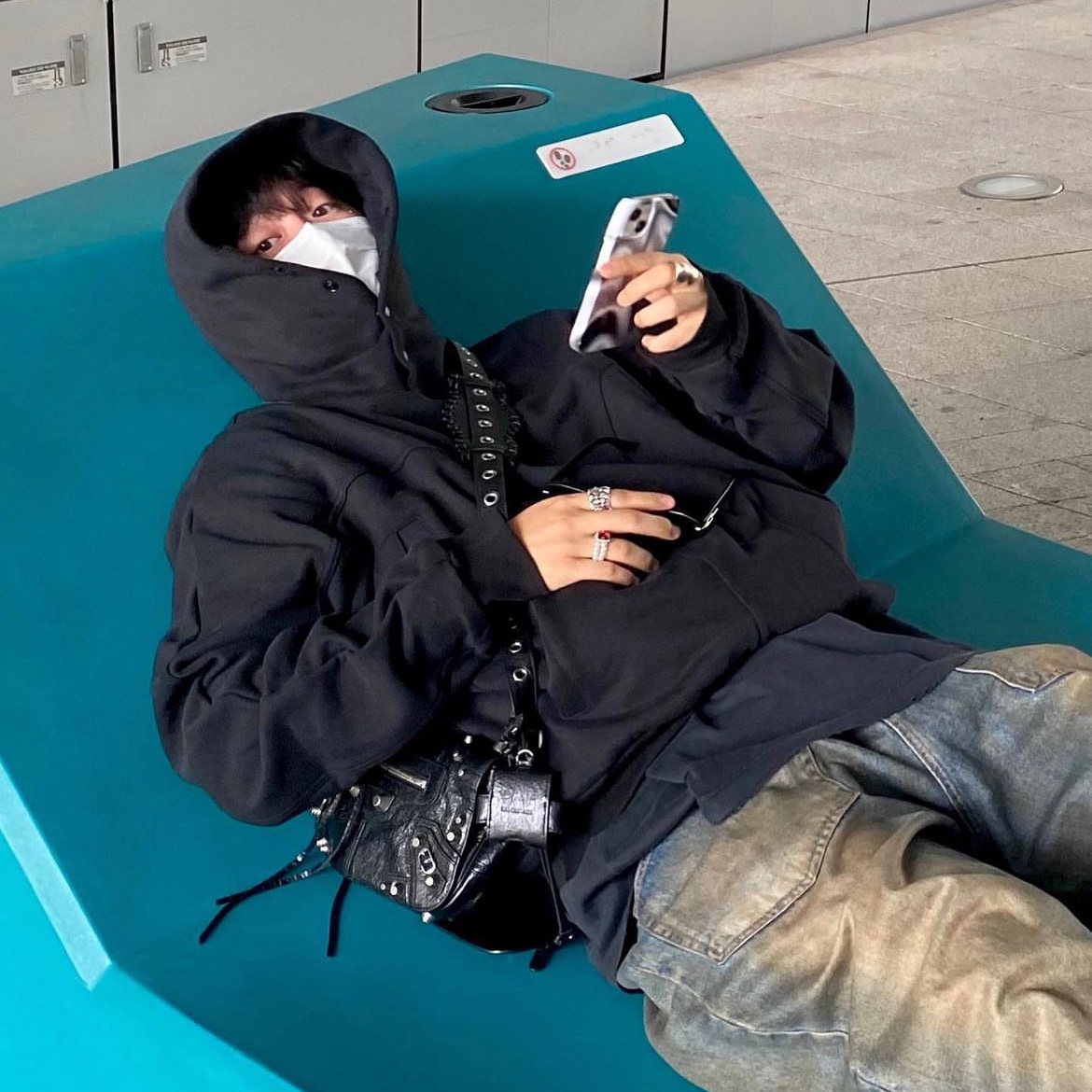 Grailz Geometry Hoodie Black, Balenciaga Le Cagole XS Flap Bag in Arena Lambskin Black 착용 스타일 - 1