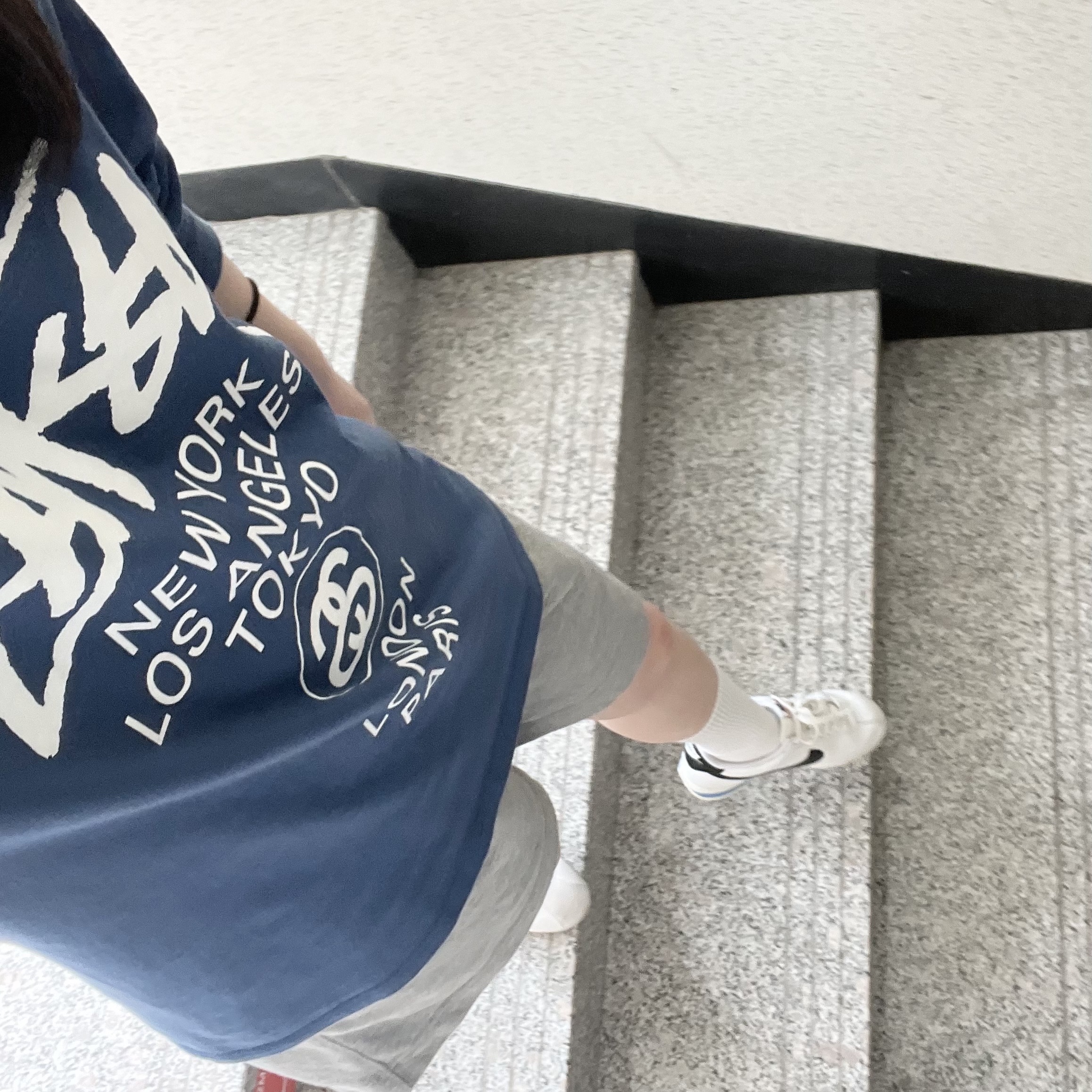 Stussy World Tour LS T-Shirt Midnight 착용 스타일 - 1