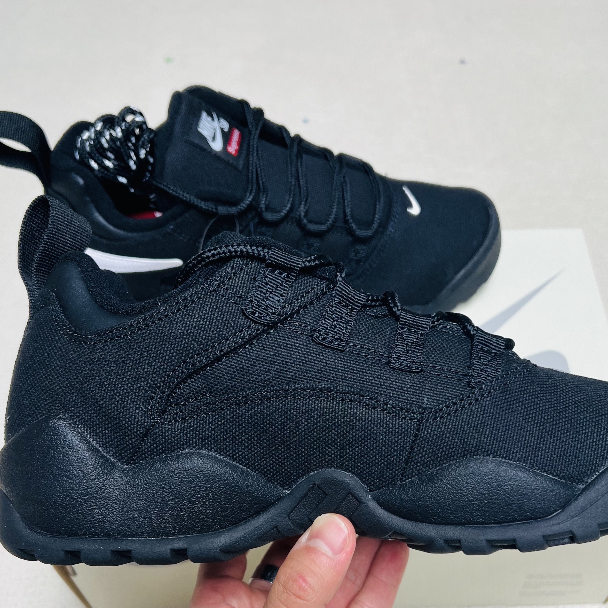 Nike x Supreme SB Darwin Low Black 착용 스타일 - 10
