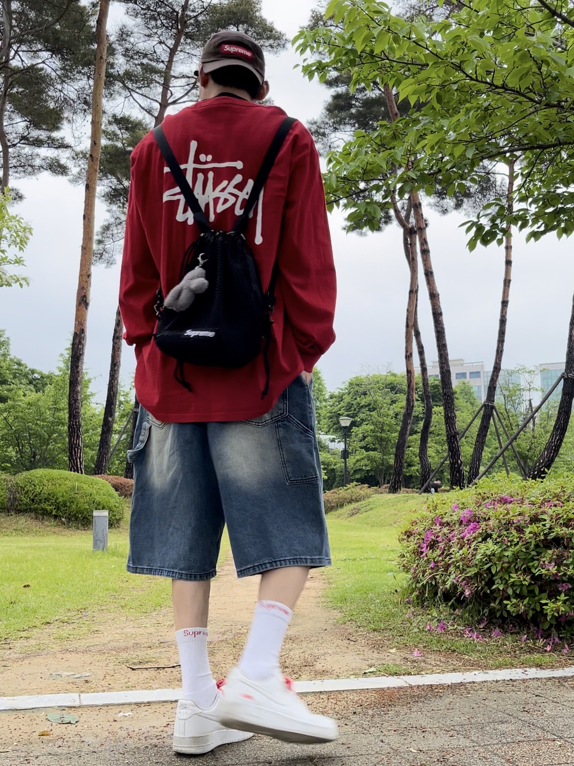 Nike x Supreme Air Force 1 Low White, Supreme Hanes Crew Socks White (4 Pack) 착용 스타일 - 3