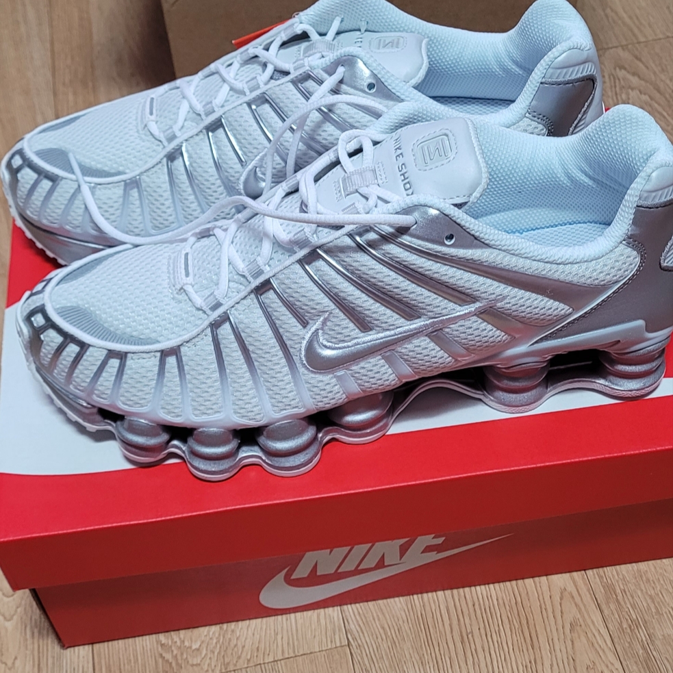 (W) Nike Shox TL Metallic Silver 착용 스타일 - 3