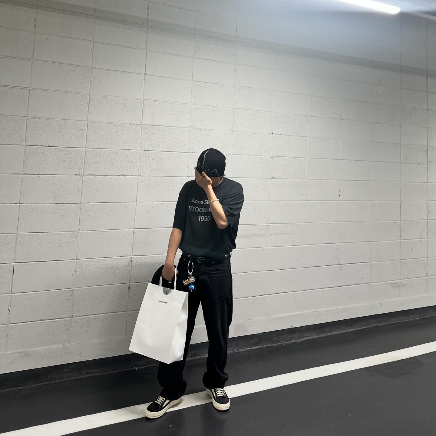 Rick Owens Luxor Vintage Sneakers Black Milk, Acne Studios Logo T-Shirt Fade Black 착용 스타일 - 2