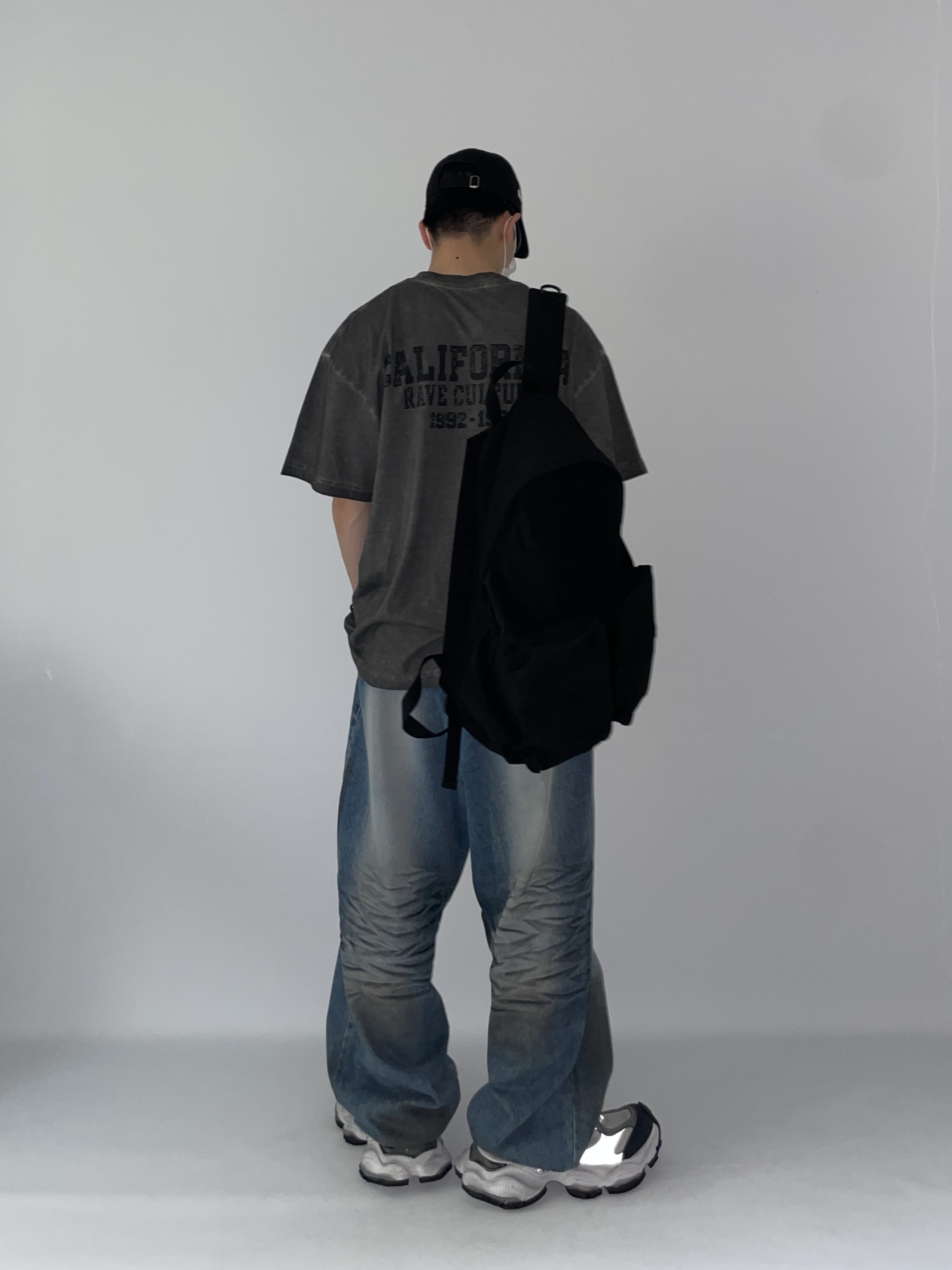 New Era x MoMA New York Yankees Cap Black, Balenciaga Cargo Sneakers White Grey 착용 스타일 - 4