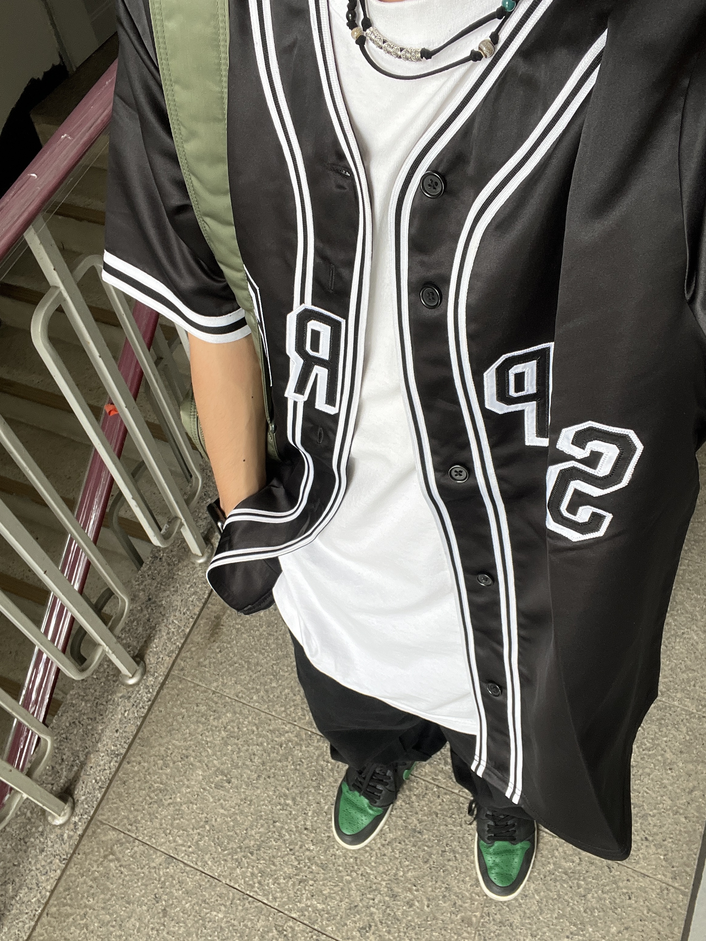 Jordan 1 Retro High OG Pine Green Black, Supreme Mitchell & Ness Satin Baseball Jersey Black - 23SS 착용 스타일