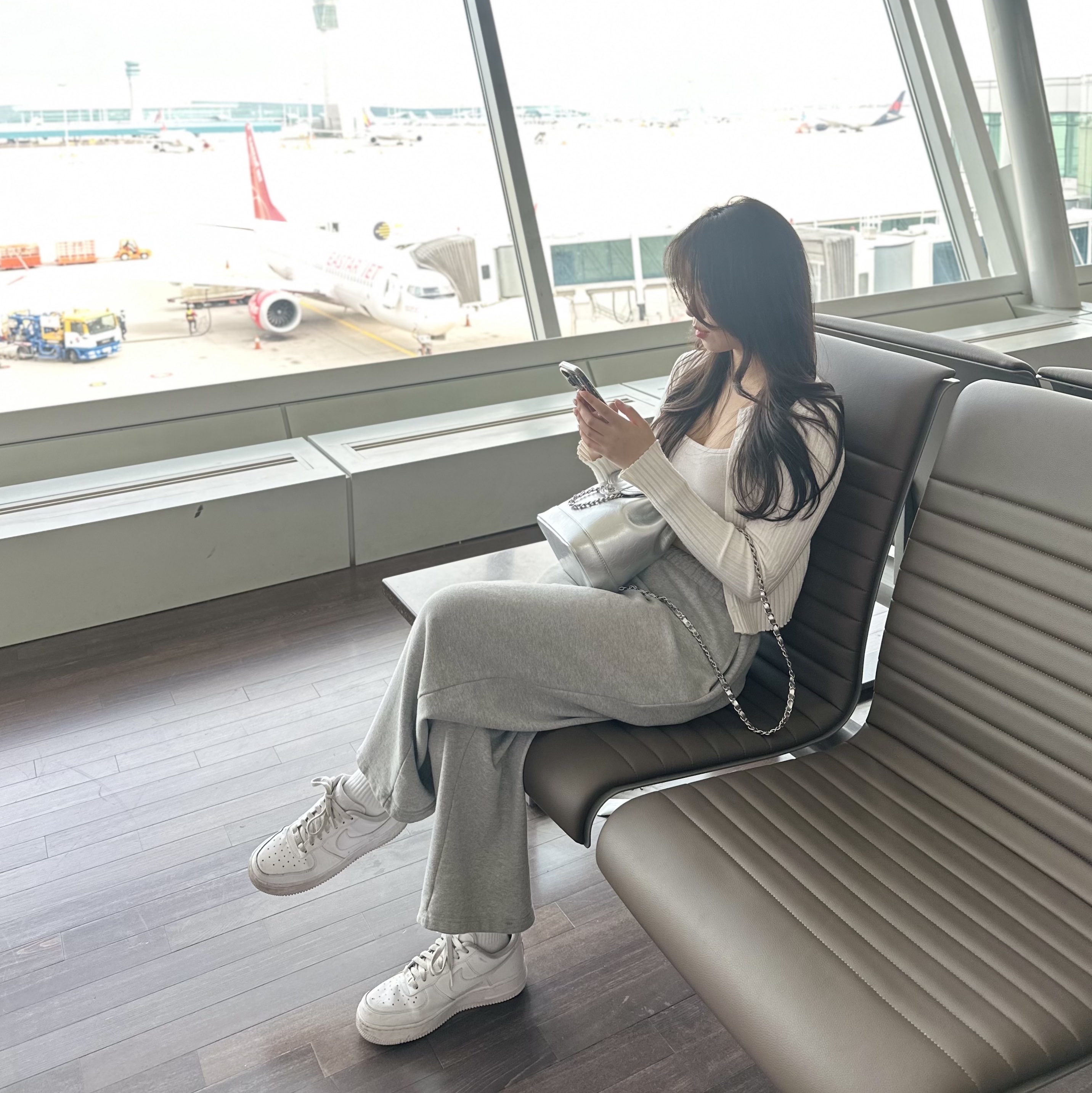 Cardinal Red Hawoo-A Bag Silver, (W) Nike Air Force 1 '07 Low White 착용 스타일