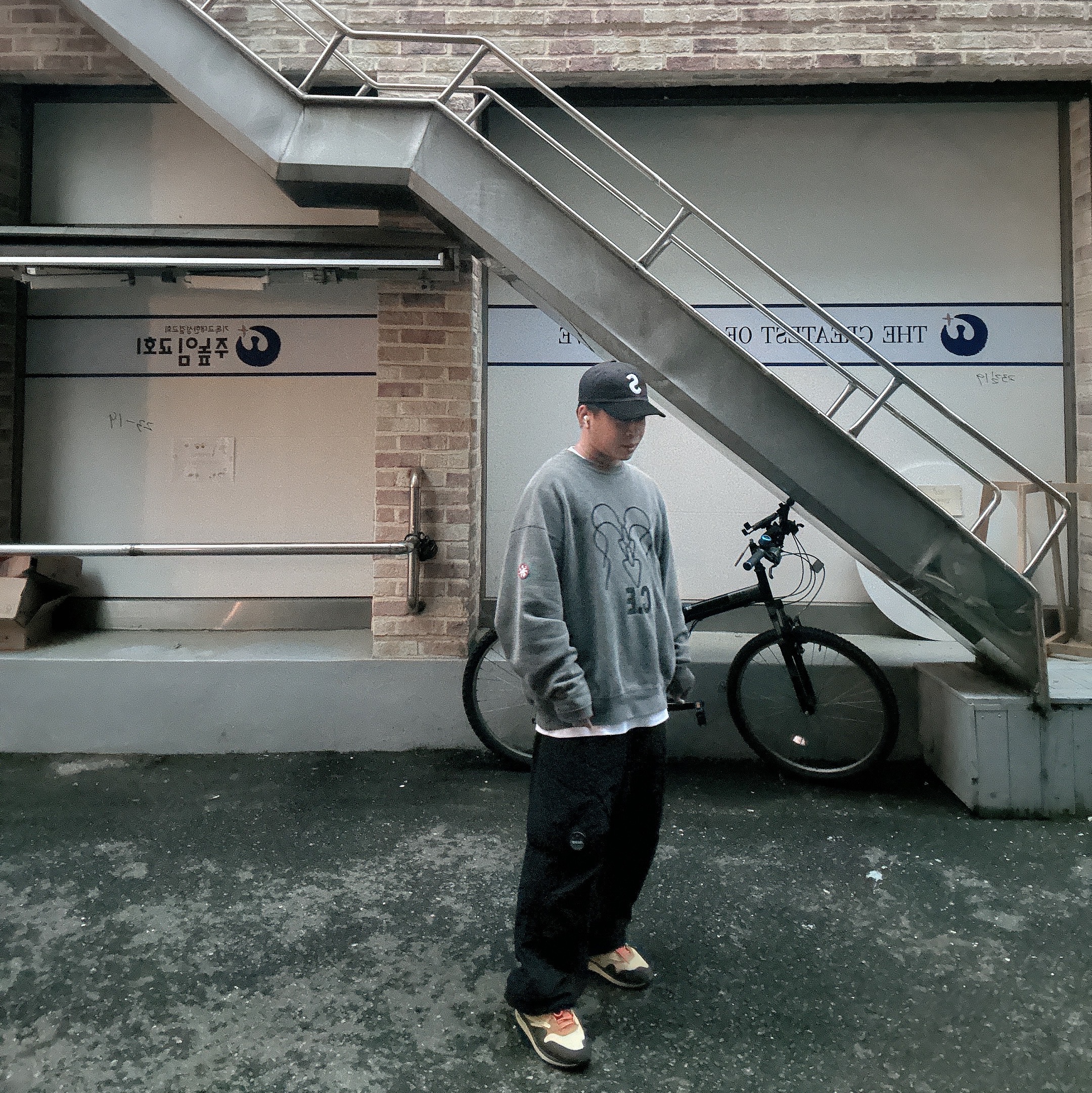 Nike x Travis Scott Air Max 1 Cact.us Brown, Cav Empt Overdye WB Headsx4 C.E Crew Neck Charcoal - 24SS 착용 스타일