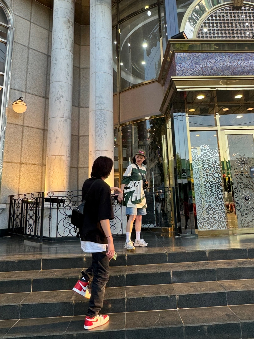 조던 1 레트로 하이 OG 헤리티지, 뉴발란스 530 스틸 그레이 착용 스타일 - 1