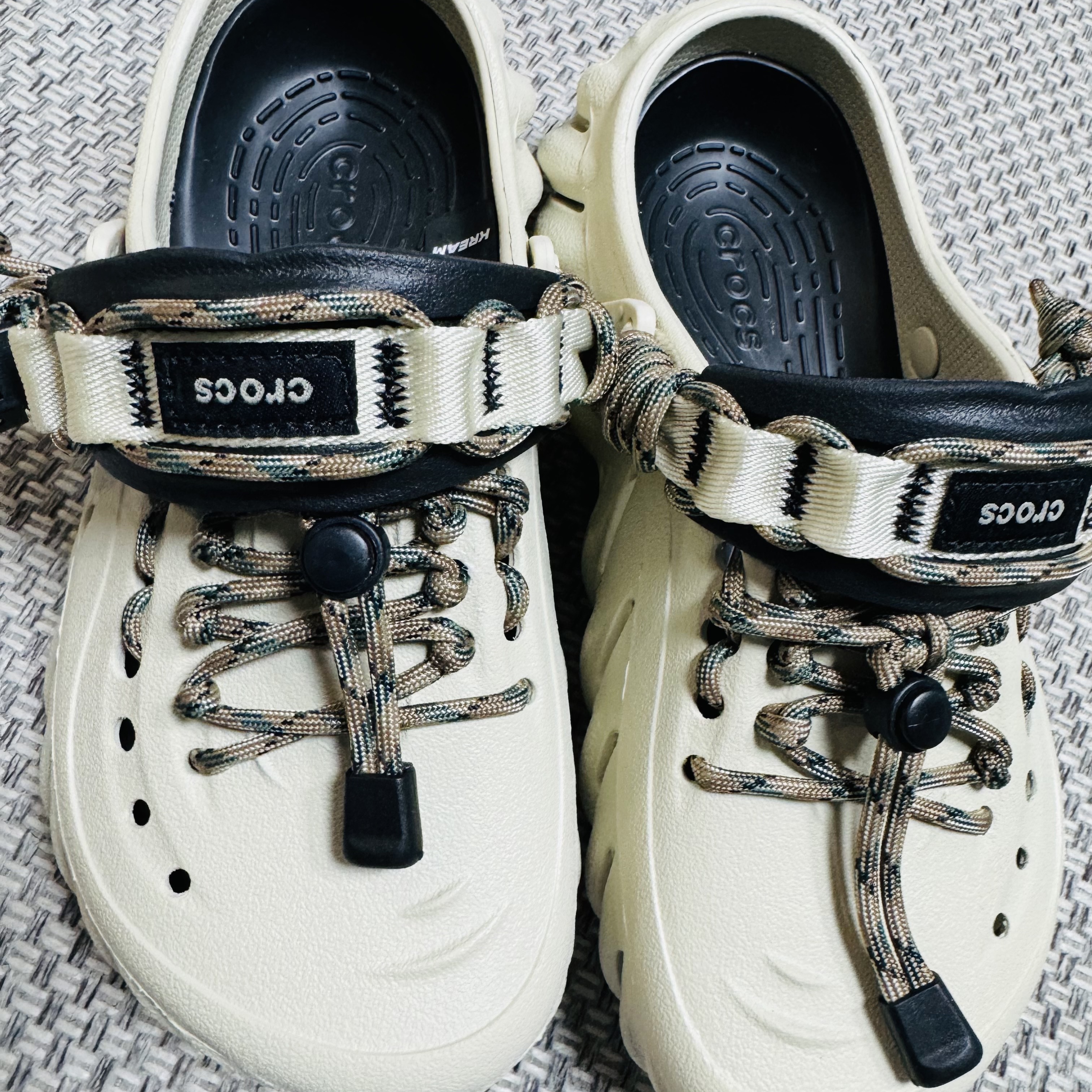 Crocs Echo Clog Bone Black 착용 스타일