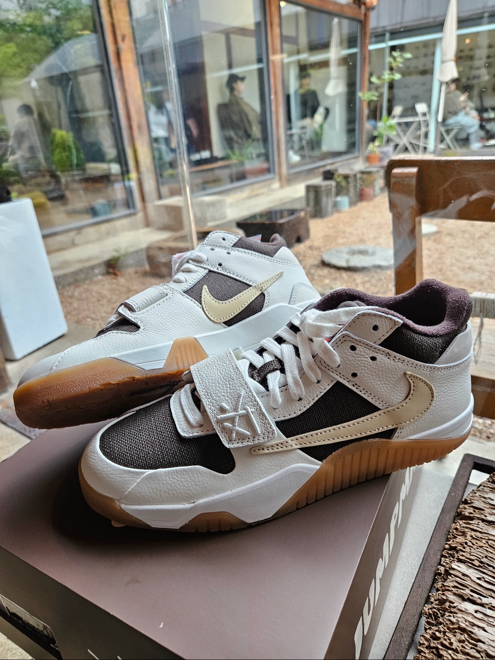 Supreme American Psycho T-Shirt White - 23FW, Jordan x Travis Scott Jumpman Jack TR Sail and Dark Mocha 착용 스타일 - 3
