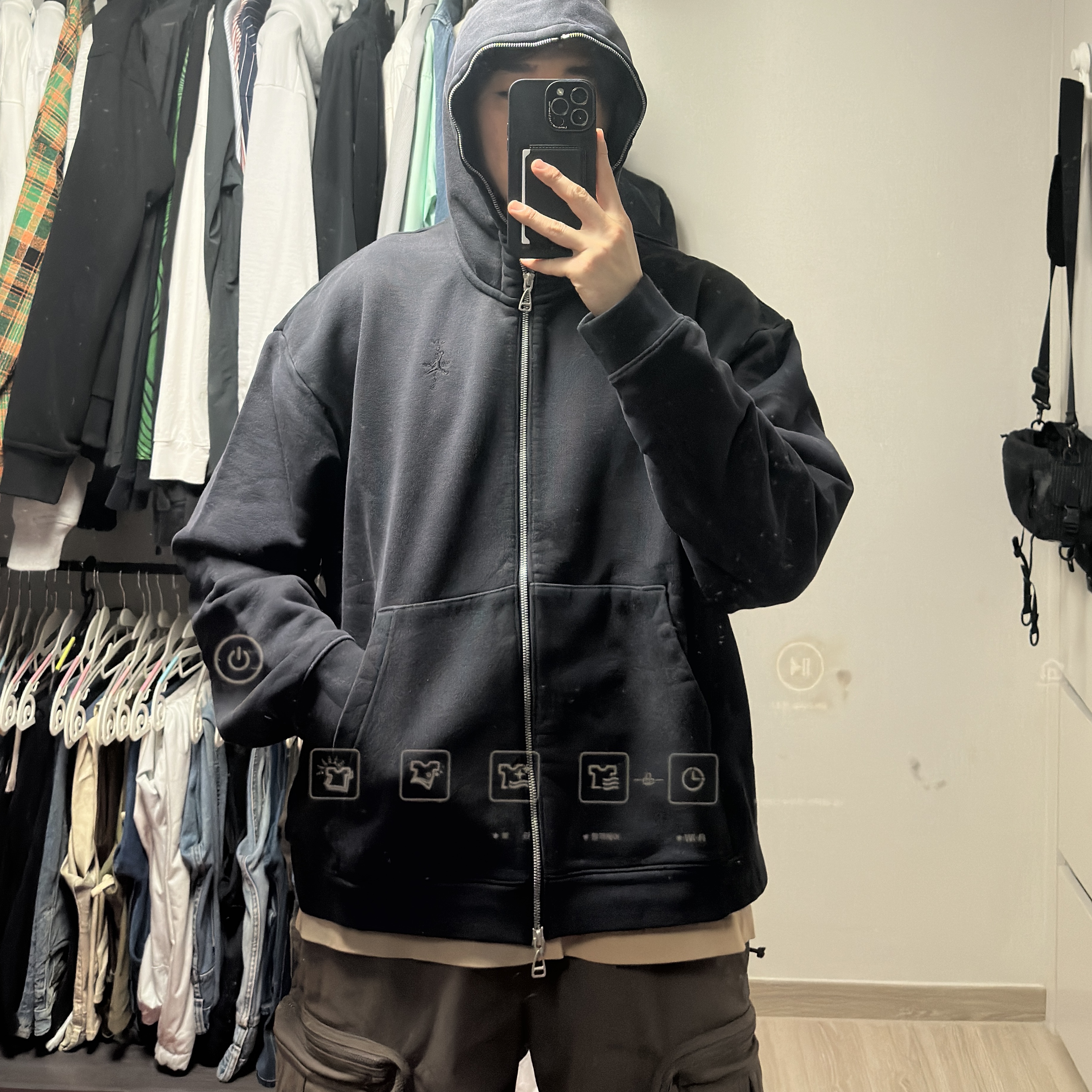 Jordan x Travis Scott Full-Zip Hoodie Black (DZ5500-010), Jordan x Travis Scott Full-Zip Hoodie Cargo Khaki (DZ5500-325) 착용 스타일 - 3