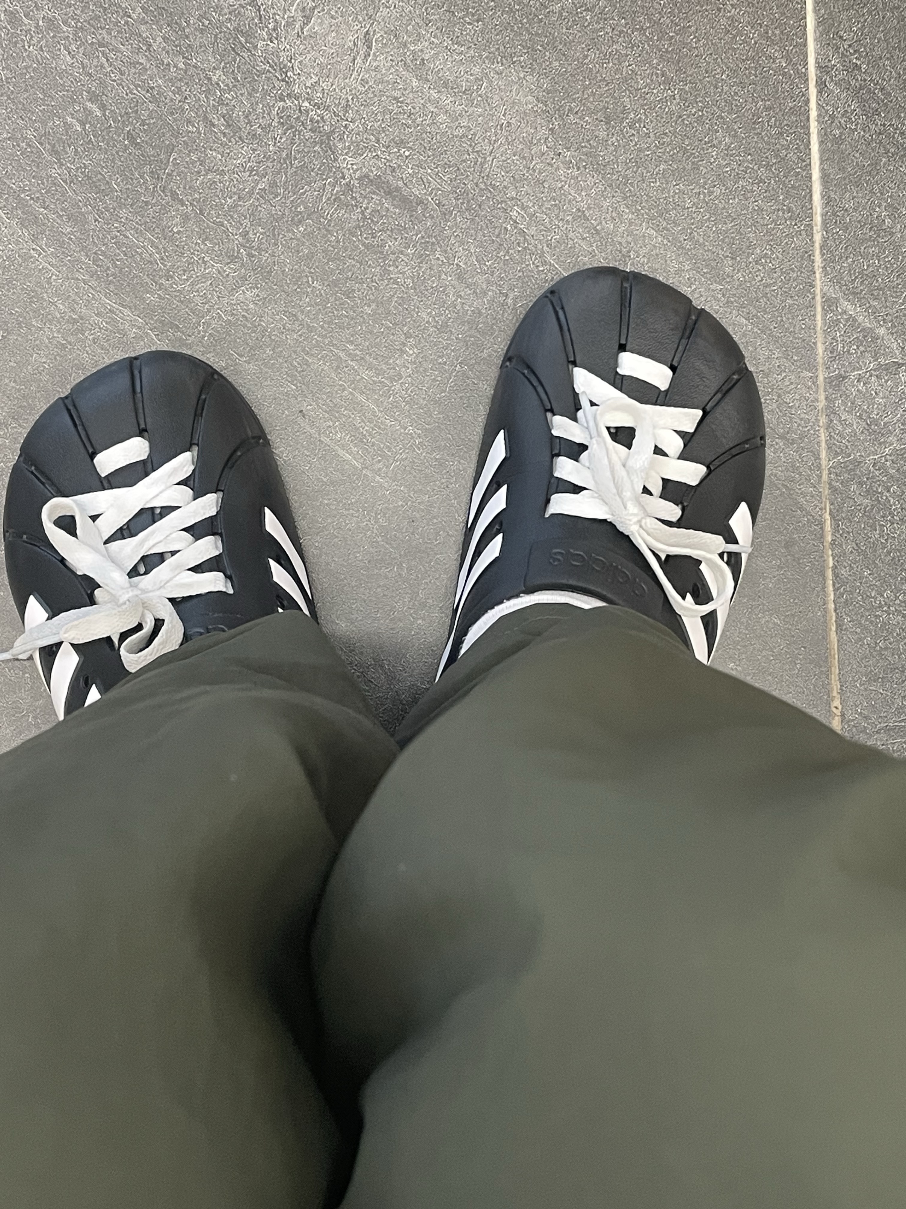 Adidas Adilette Clog Black White 착용 스타일
