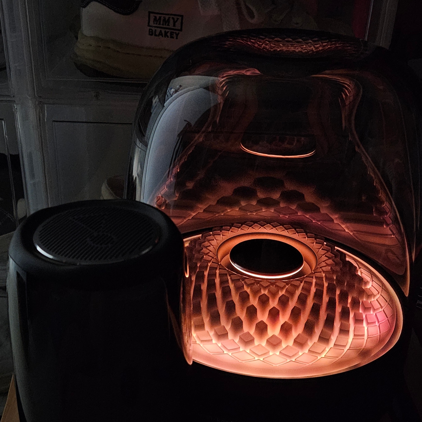 Harman Kardon Aura Studio 4 Bluetooth Speaker Black (Korean Ver.), JBL Pulse 5 Bluetooth Speaker Black (Korean Ver.) 착용 스타일