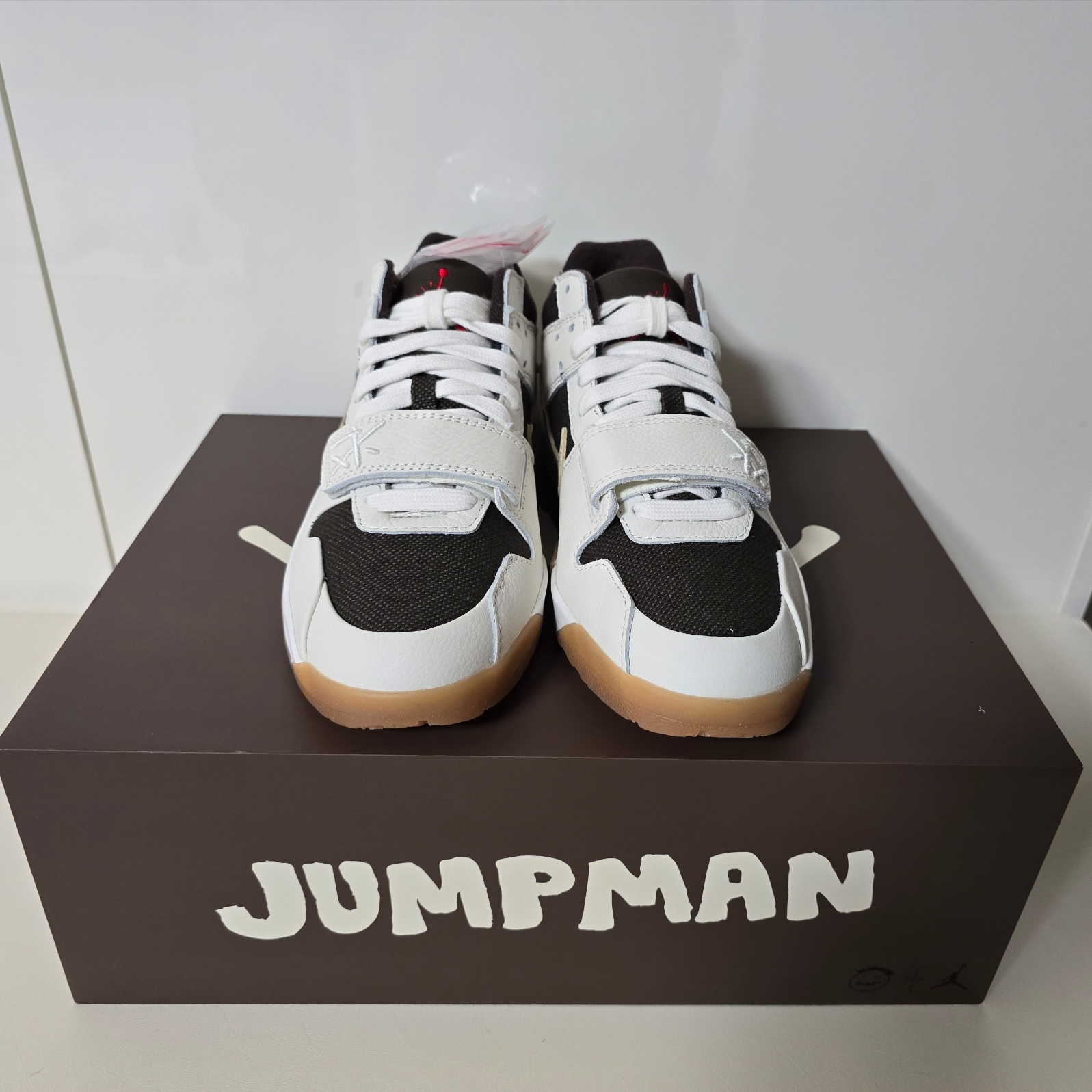 Jordan x Travis Scott Jumpman Jack TR Sail and Dark Mocha 착용 스타일 - 4