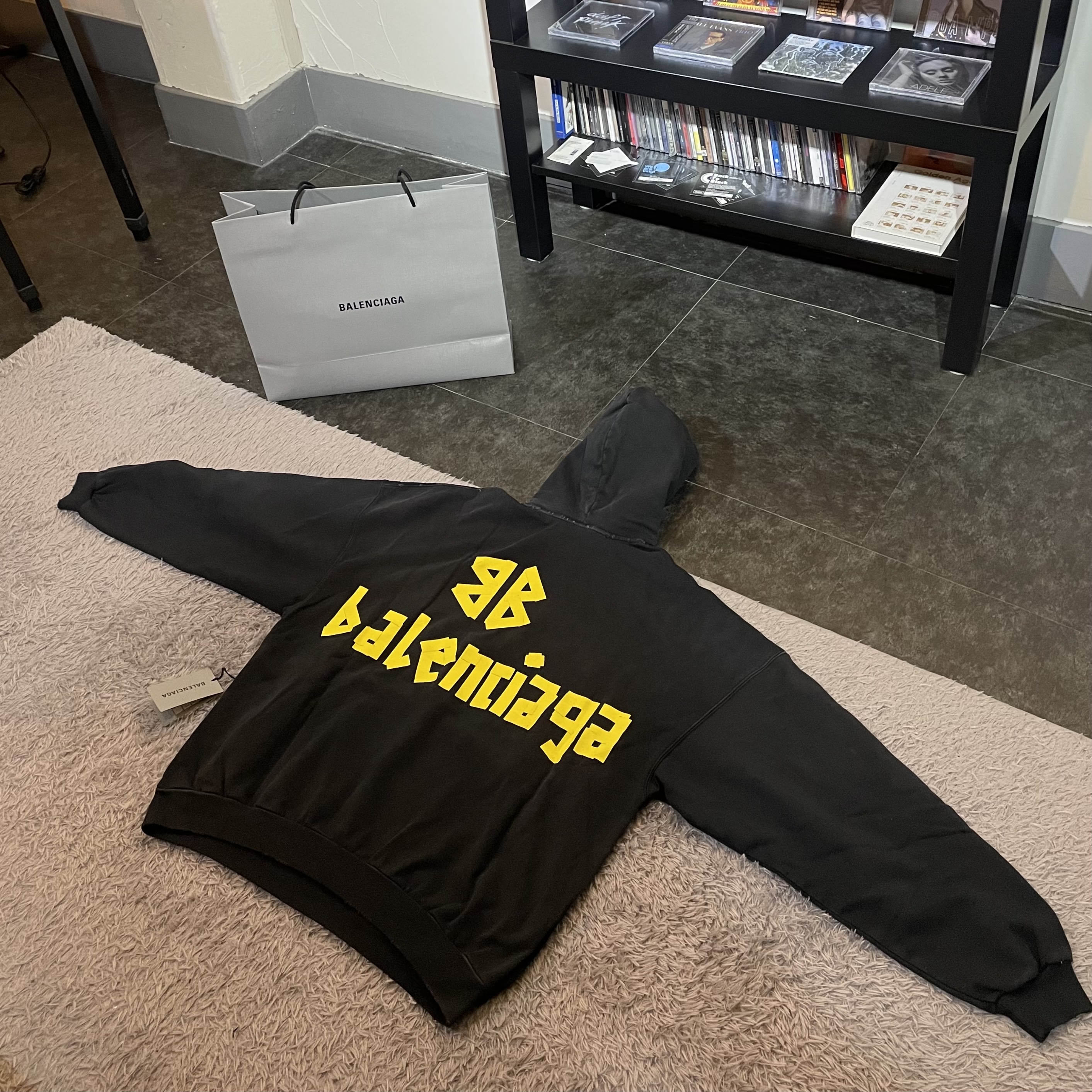 Balenciaga Tape Type Ripped Pocket Oversized Hoodie Faded Black, Balenciaga Logo Cap Black 착용 스타일 - 5