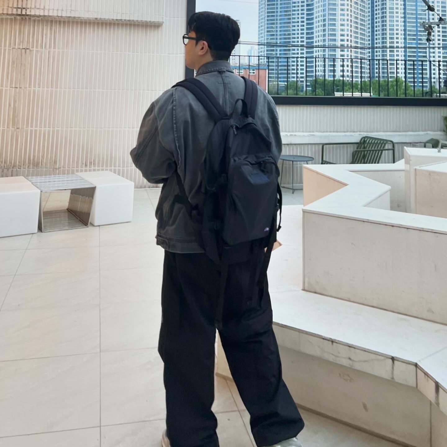 Carhartt WIP Maitland Denim Saledo Jacket Black Light Used Wash, The North Face Purple Label Cordura Nylon Day Pack Black 착용 스타일 - 1