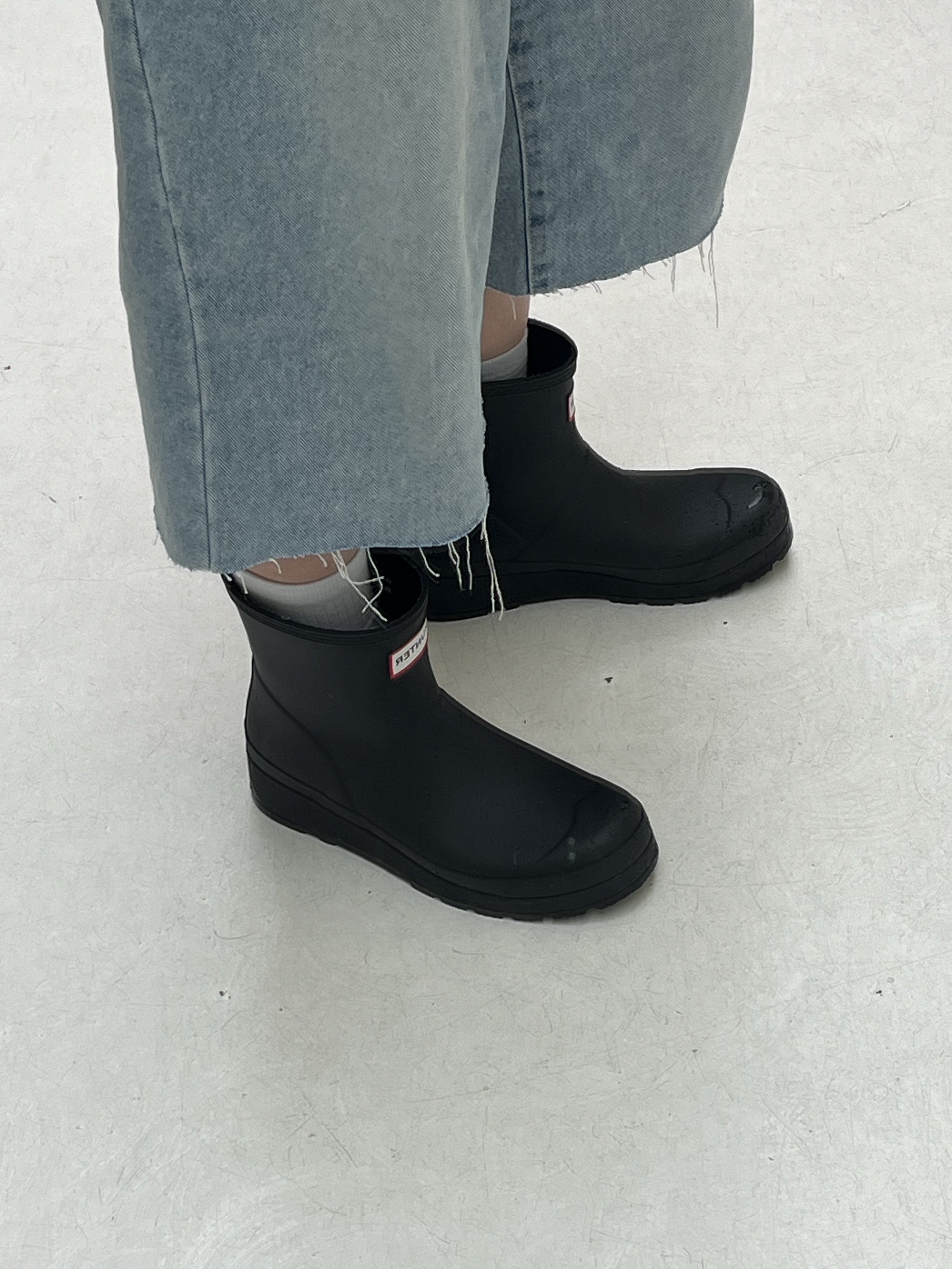 (W) Hunter Play Short Rain Boots Black 착용 스타일 - 2