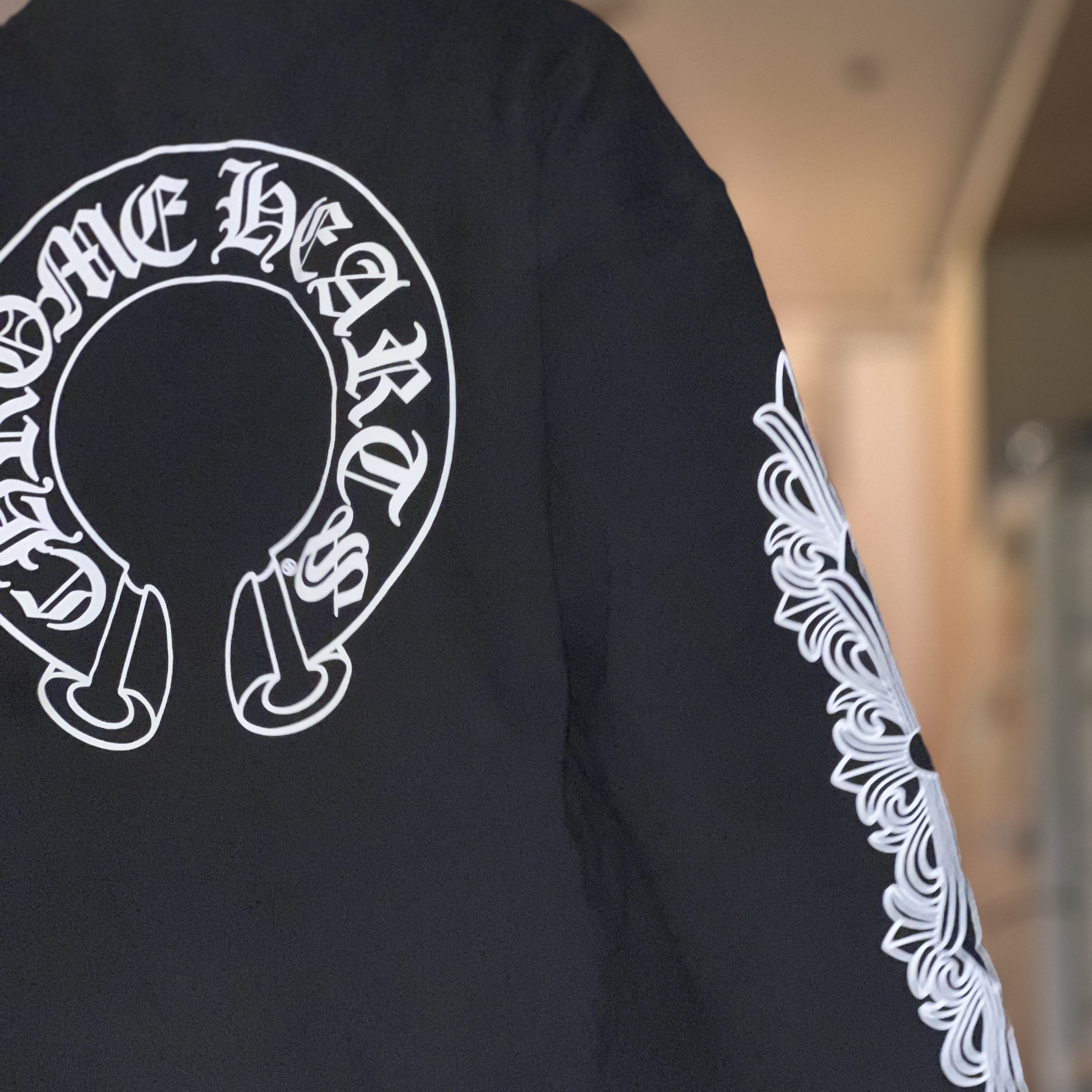 Chrome Hearts Horseshoe Floral Heavyweight Zip-Up Hoodie Black 착용 스타일 - 1