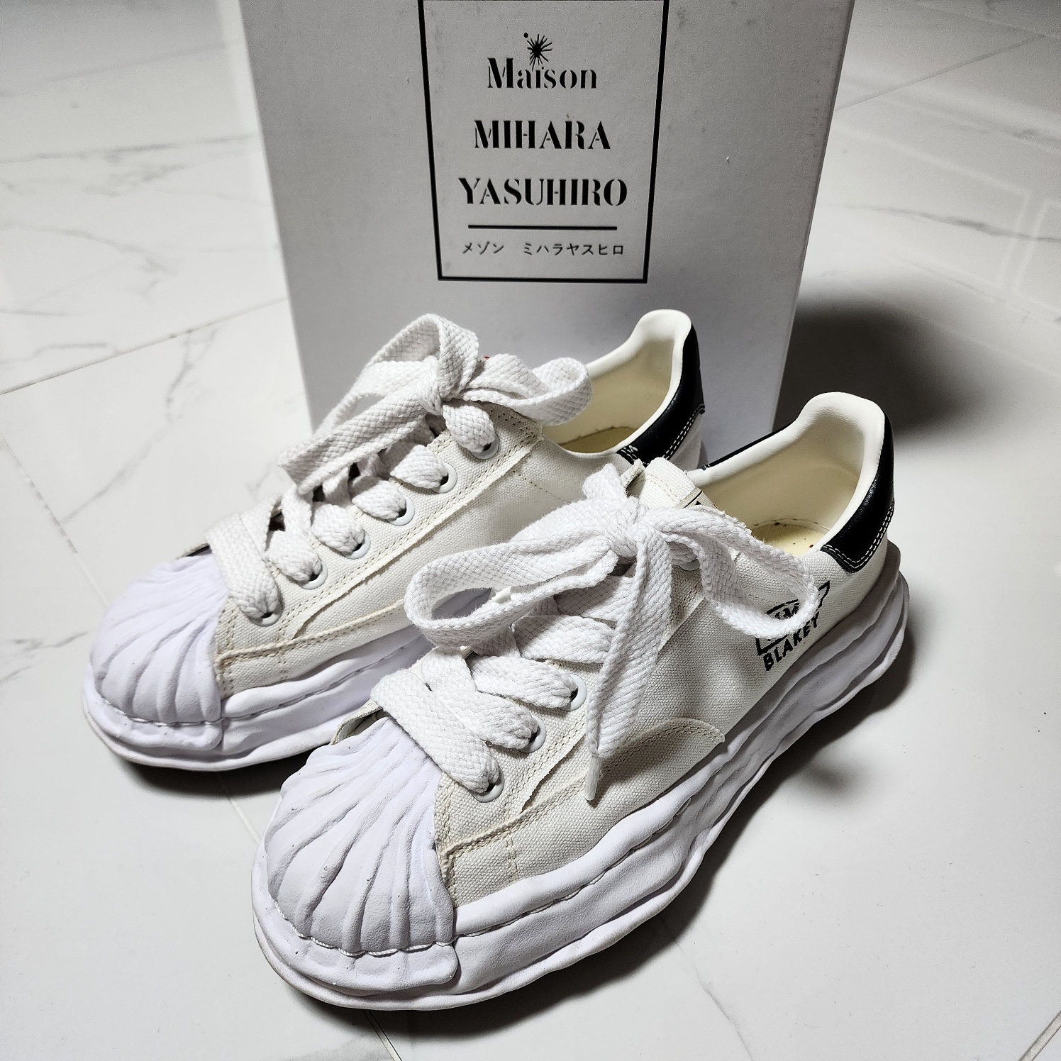 Maison Mihara Yasuhiro Blakey OG Sole Canvas Low-top Sneakers White 착용 스타일