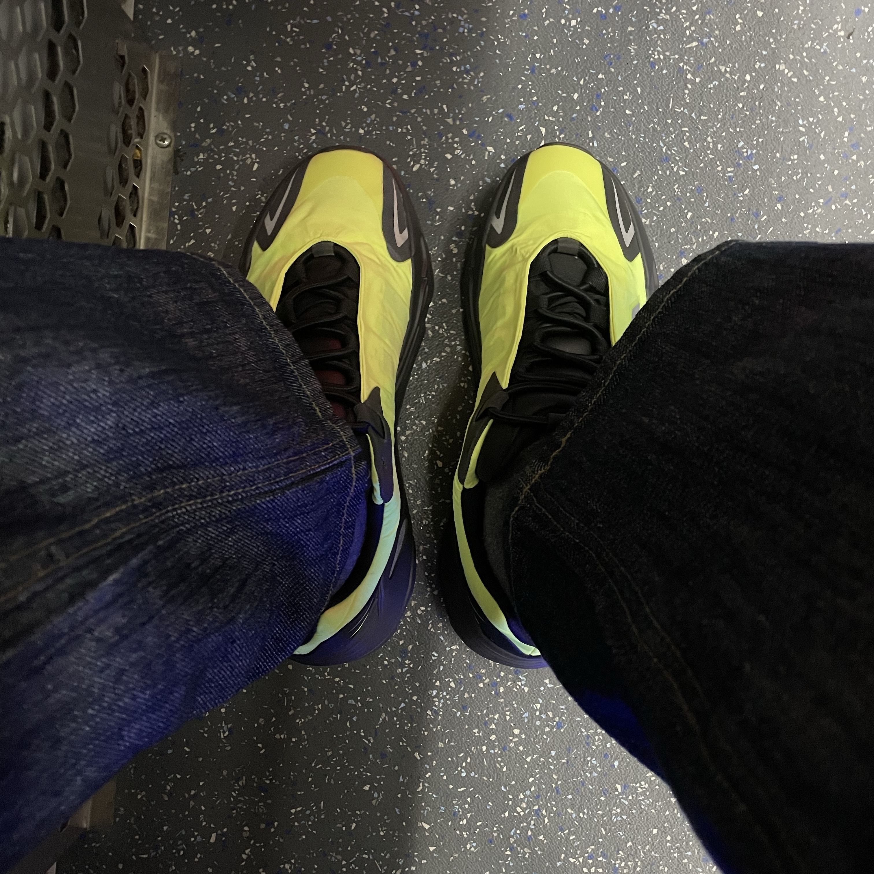 Adidas Yeezy Boost 700 MNVN Phosphor 착용 스타일 - 2