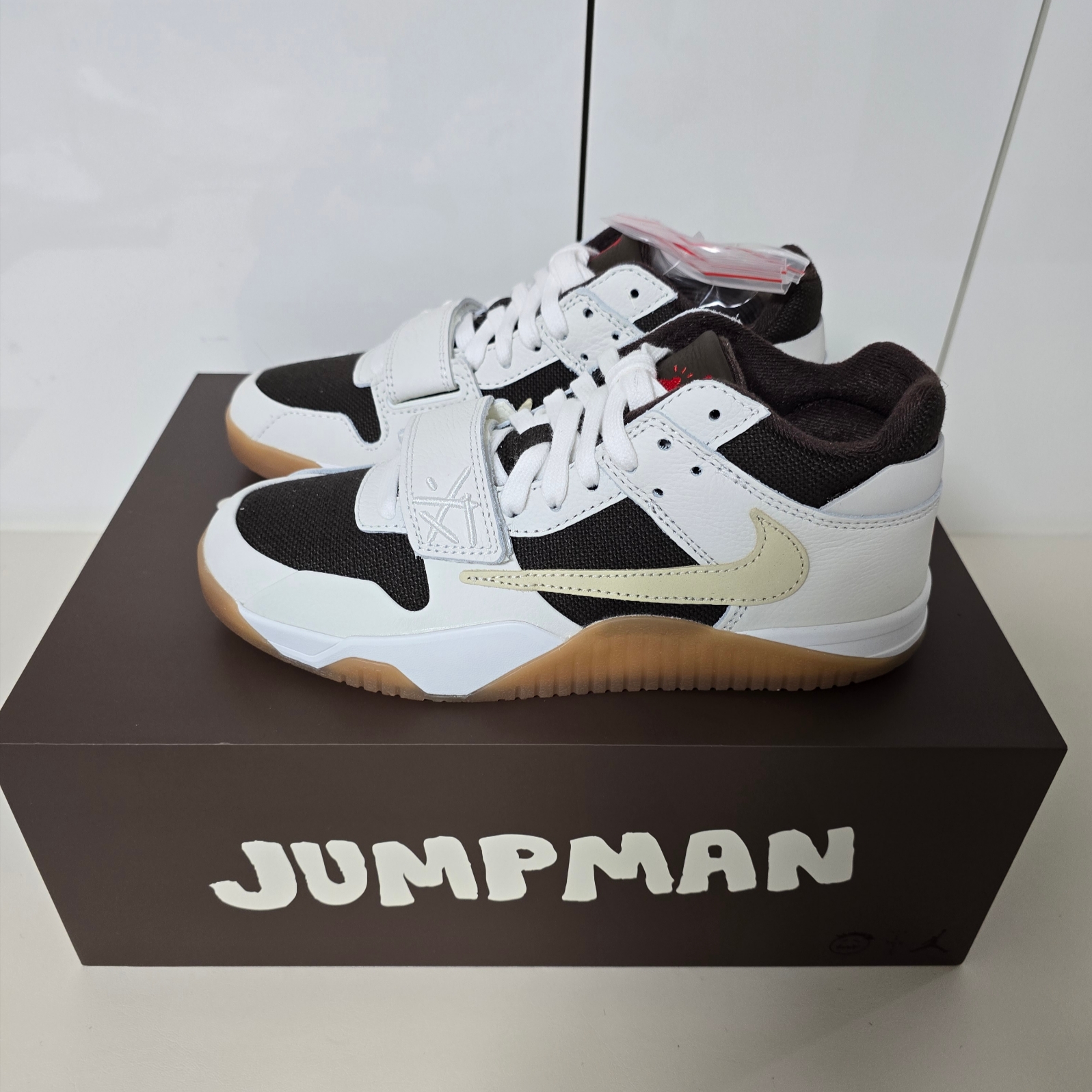 Jordan x Travis Scott Jumpman Jack TR Sail and Dark Mocha 착용 스타일 - 3