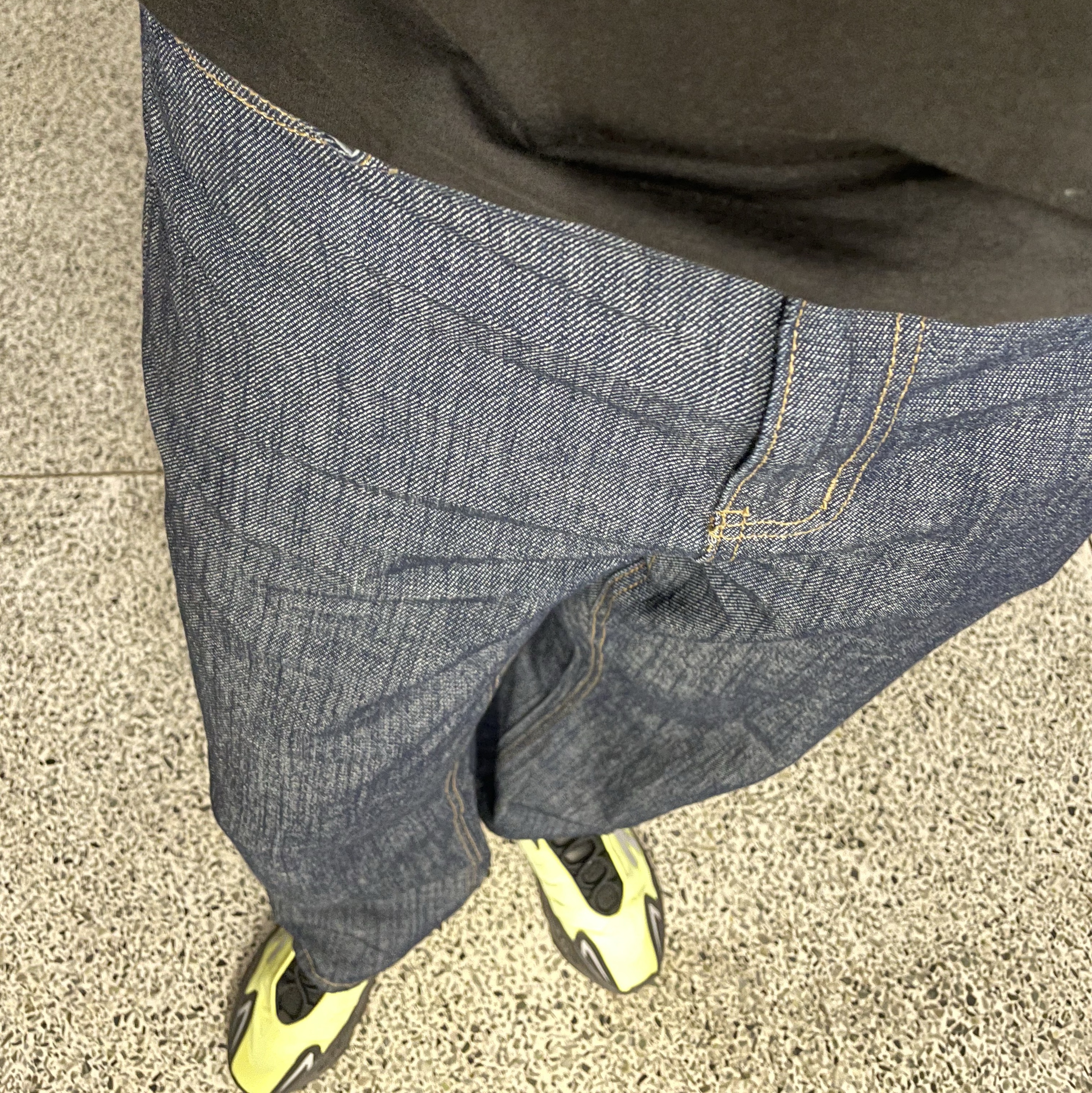 Adidas Yeezy Boost 700 MNVN Phosphor 착용 스타일 - 3