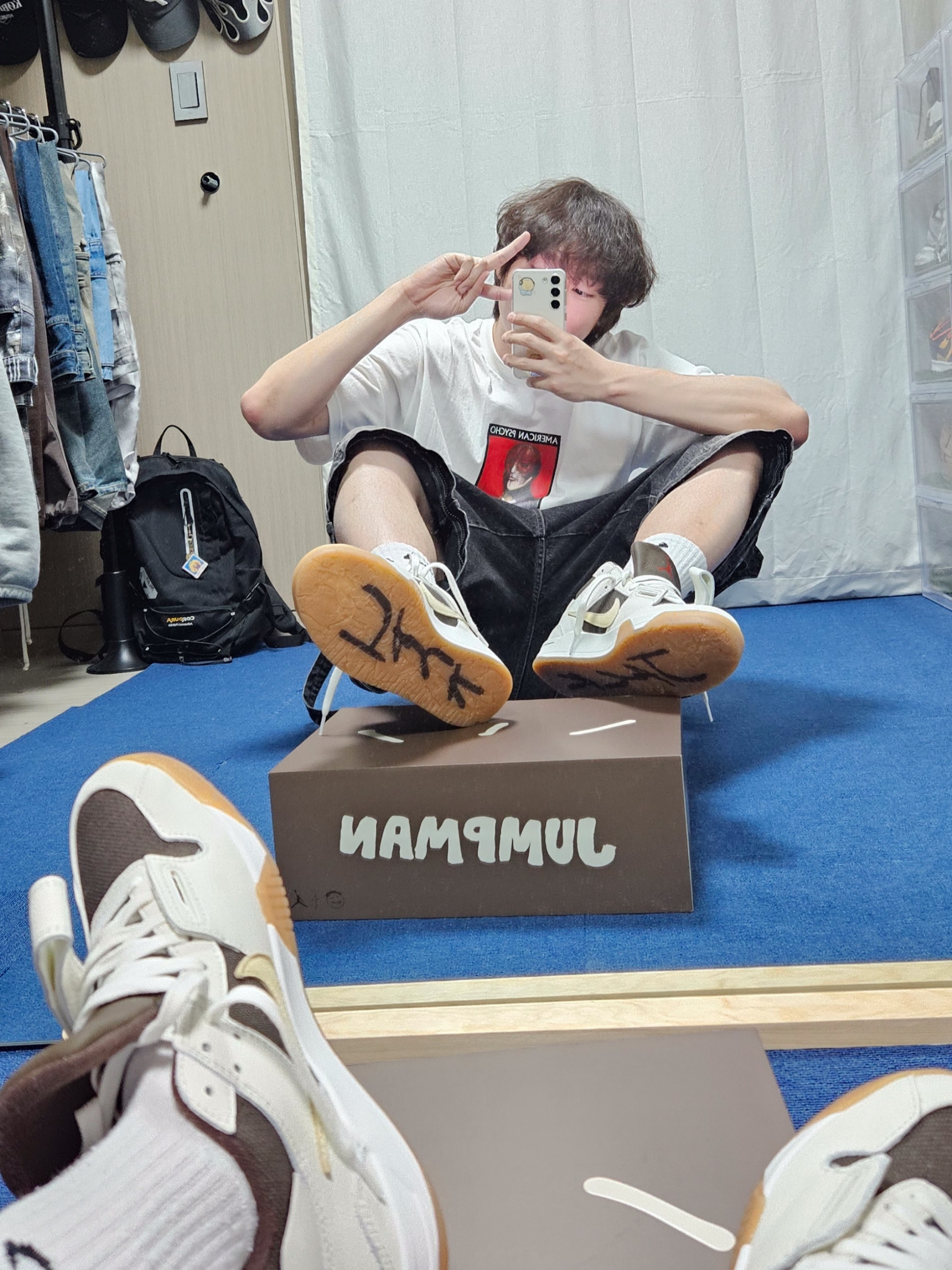 Supreme American Psycho T-Shirt White - 23FW, Jordan x Travis Scott Jumpman Jack TR Sail and Dark Mocha 착용 스타일 - 1