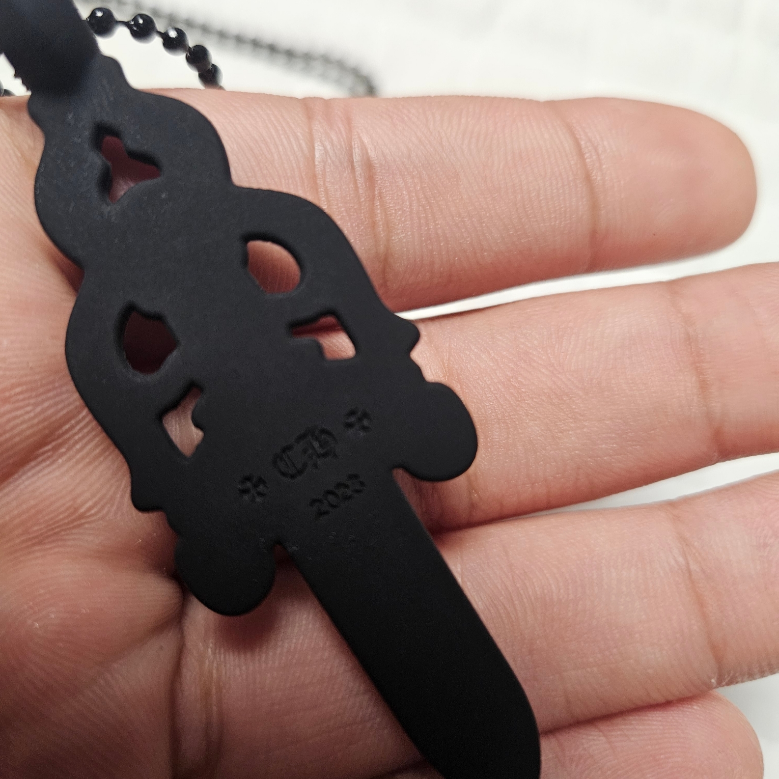 Chrome Hearts Silichrome Dagger Pendant Black 2023 착용 스타일 - 1