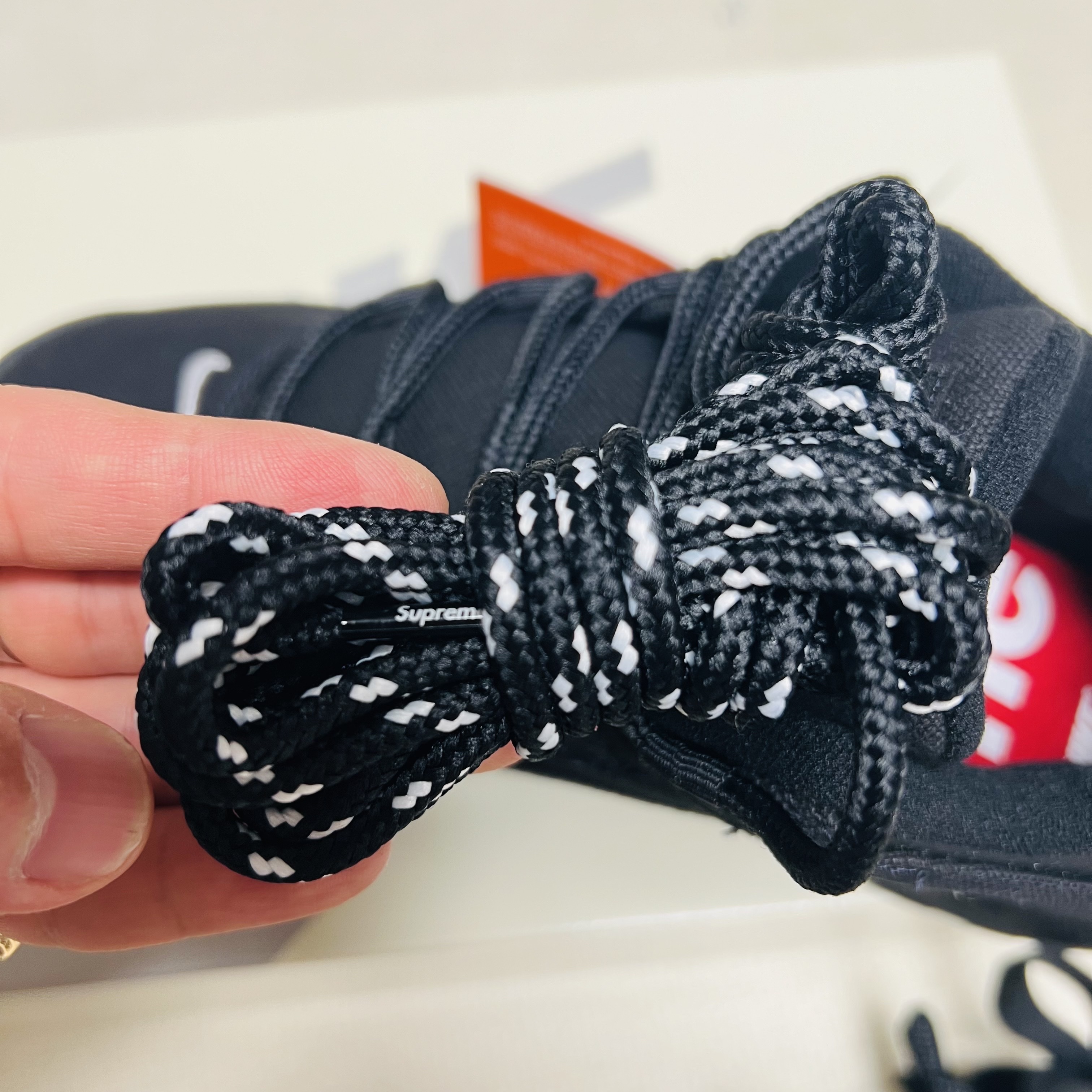 Nike x Supreme SB Darwin Low Black 착용 스타일 - 8