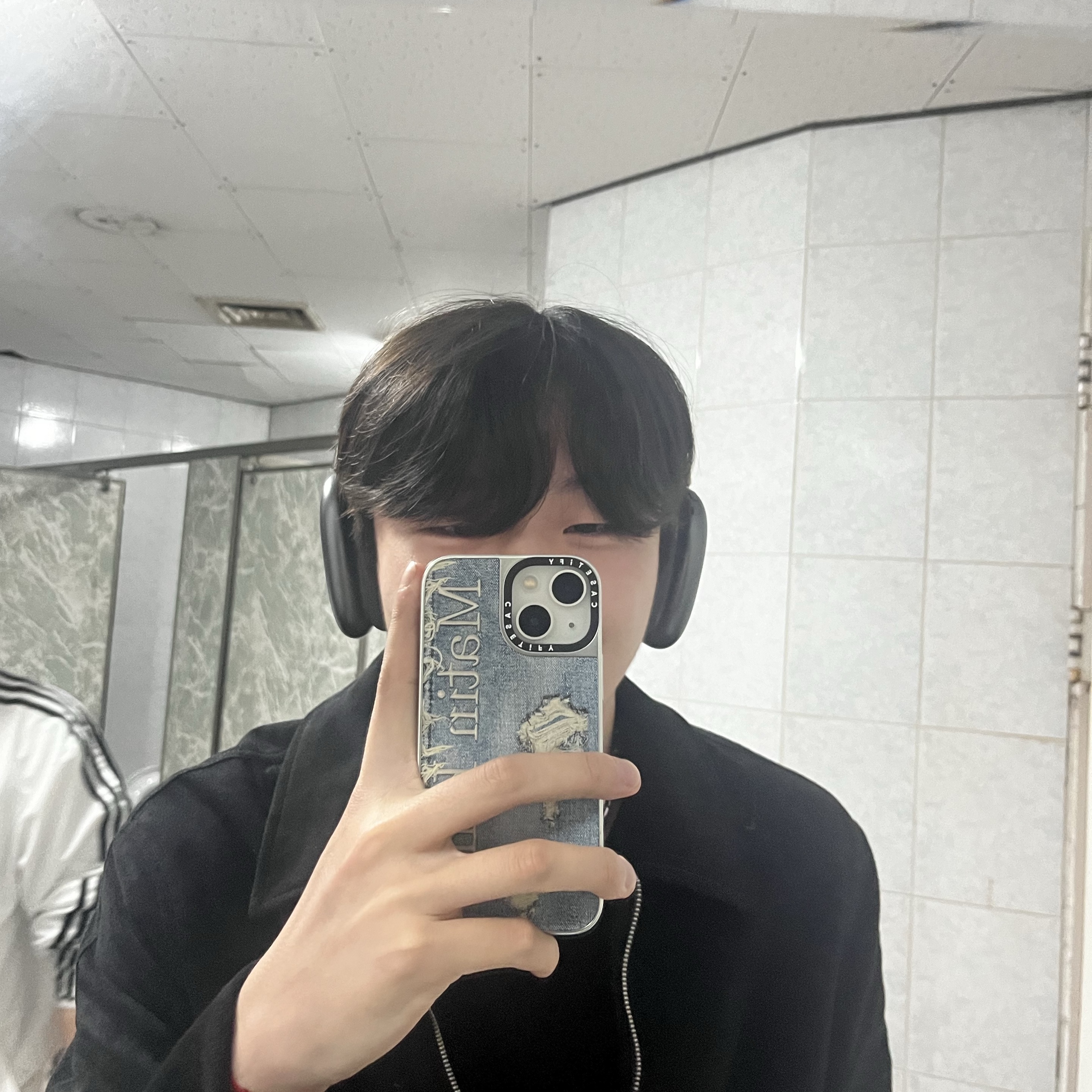 Casetify x Matin Kim iPhone Destroyed Denim Magsafe Mirror Case Silver, Apple AirPods Max Lightning Silver (Korean Ver.) 착용 스타일
