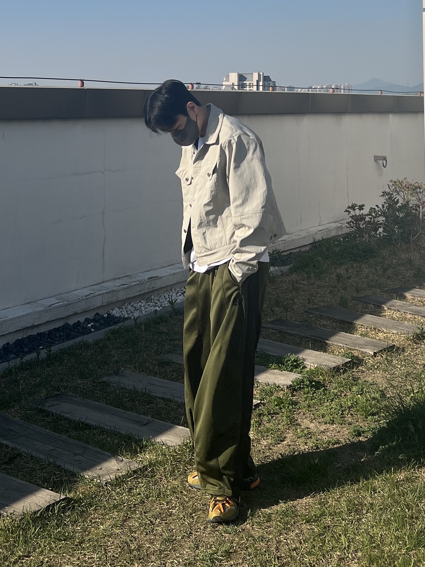 Needles H.D. Track Pants Poly Smooth Olive 착용 스타일 - 3