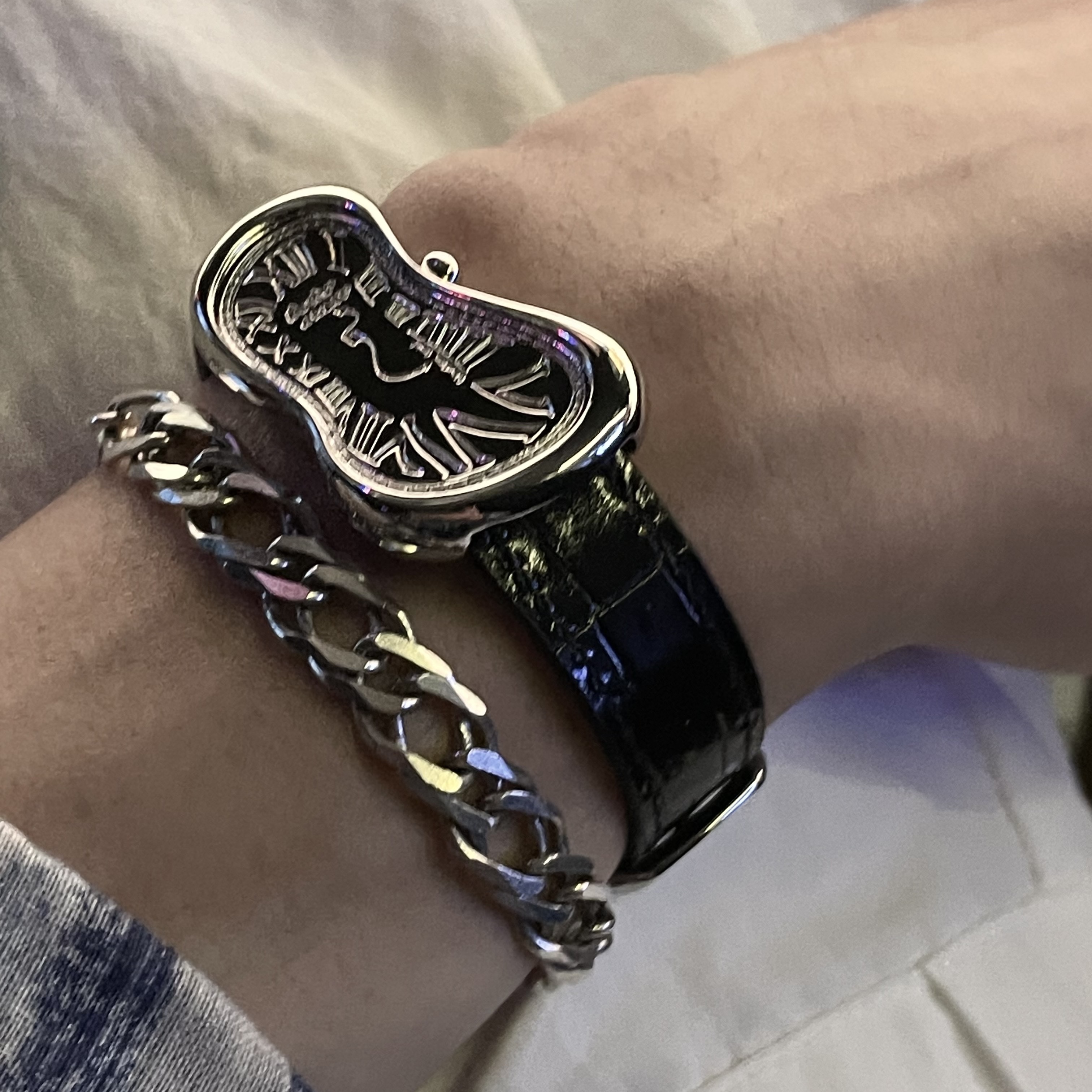 TOWTOW.ARCHIVE Timeless Twist Wristlet Black 착용 스타일 - 2