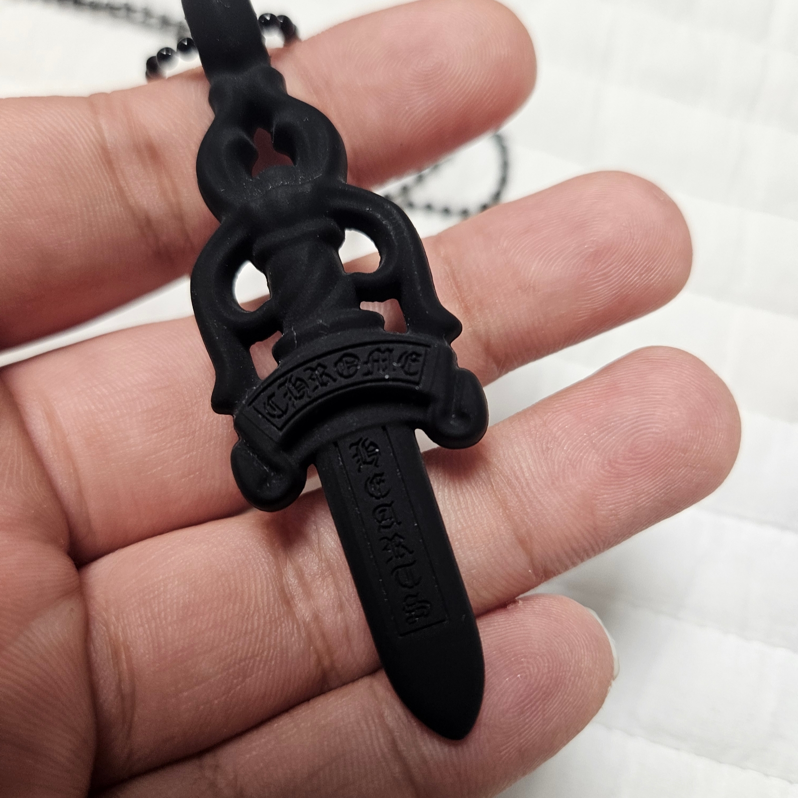 Chrome Hearts Silichrome Dagger Pendant Black 2023 착용 스타일 - 2